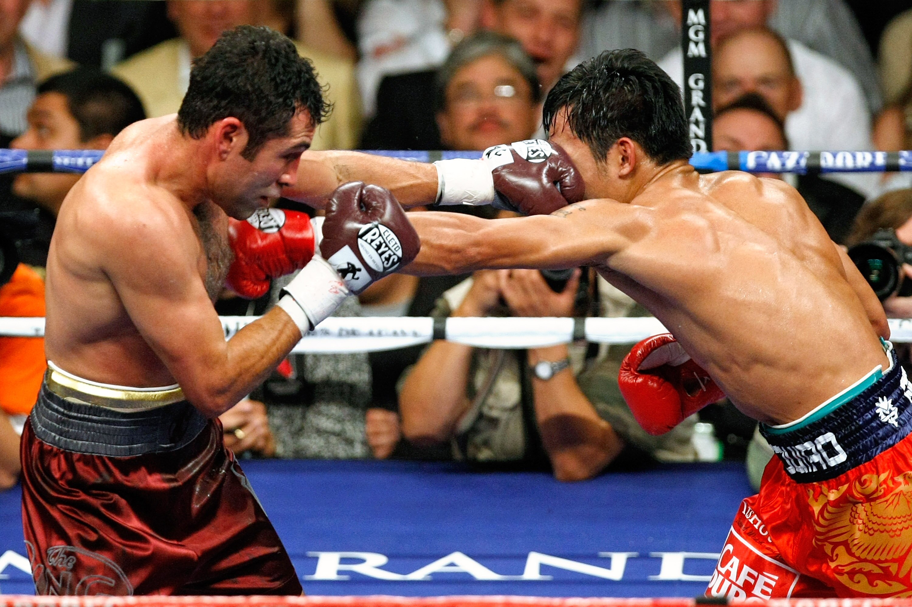 LAS VEGAS - DECEMBER 06:  Oscar De La Hoya (L) and Manny Pacquiao trade punches in the fourth round of their welterweight bout at the MGM Grand Garden Arena December 6, 2008 in Las Vegas, Nevada.  (Photo by Ethan Miller/Getty Images)