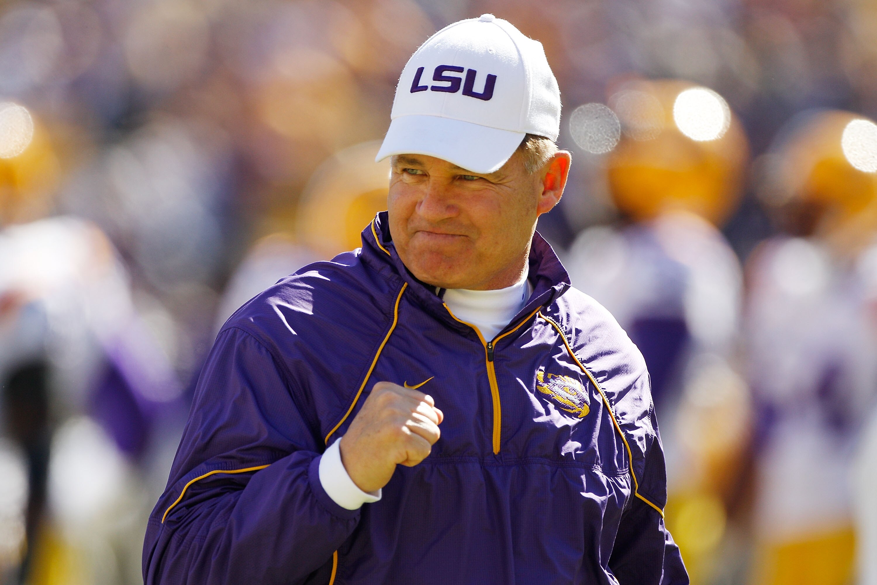 BATON ROUGE, LA - NOVEMBER 06:  Head coach Les Miles of the Louisiana State University Tigers watches pregame before playing the Alabama Crimson Tide  at Tiger Stadium on November 6, 2010 in Baton Rouge, Louisiana.  (Photo by Chris Graythen/Getty Images)