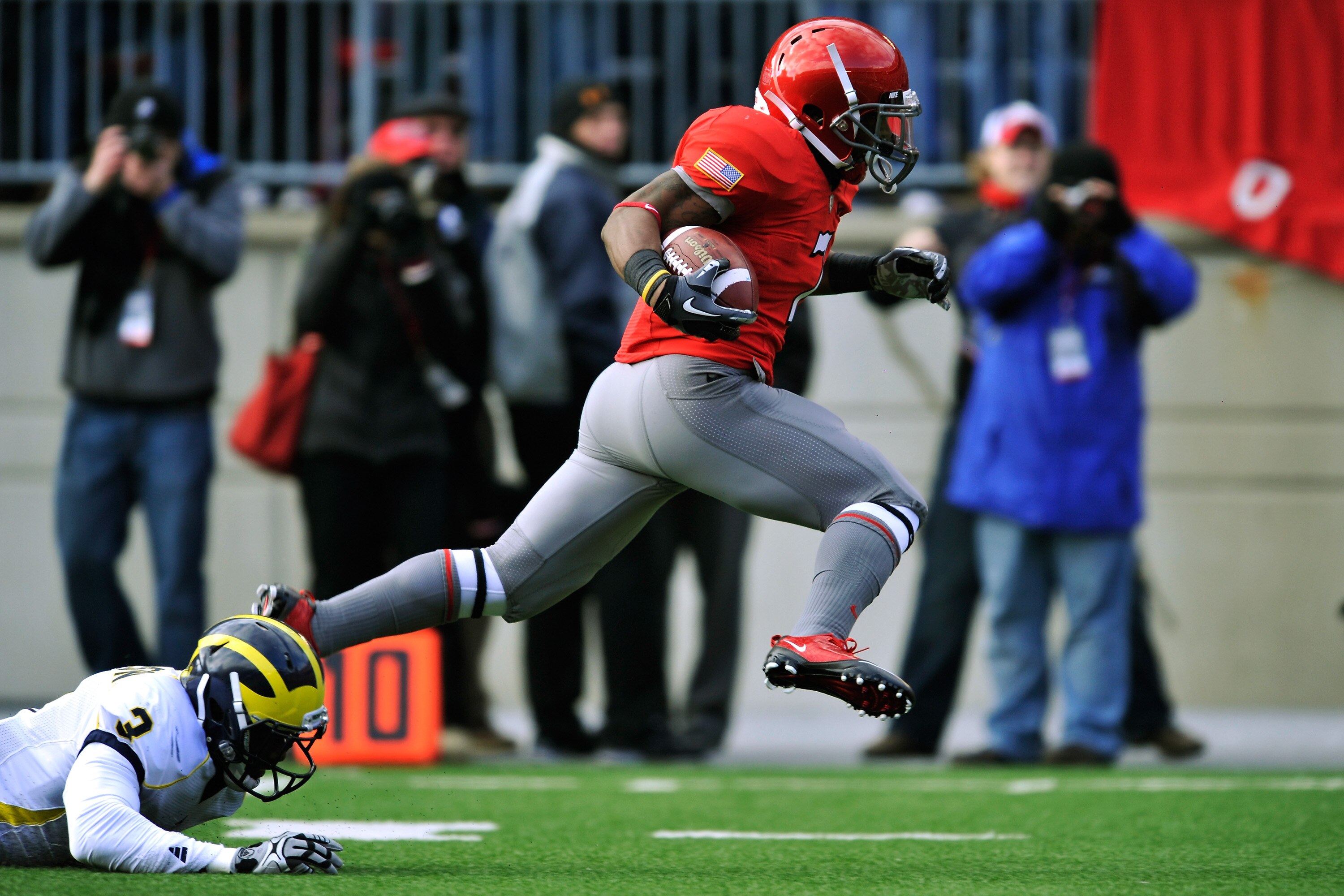 COLUMBUS, OH - NOVEMBER 27:  Jordan Hall #7 of the Ohio State Buckeyes eludes the tackle attempt of Marvin Robinson #3 of the Michigan Wolverines on his way to an 85-yard kick return for a touchdown in the second quarter at Ohio Stadium on November 27, 20