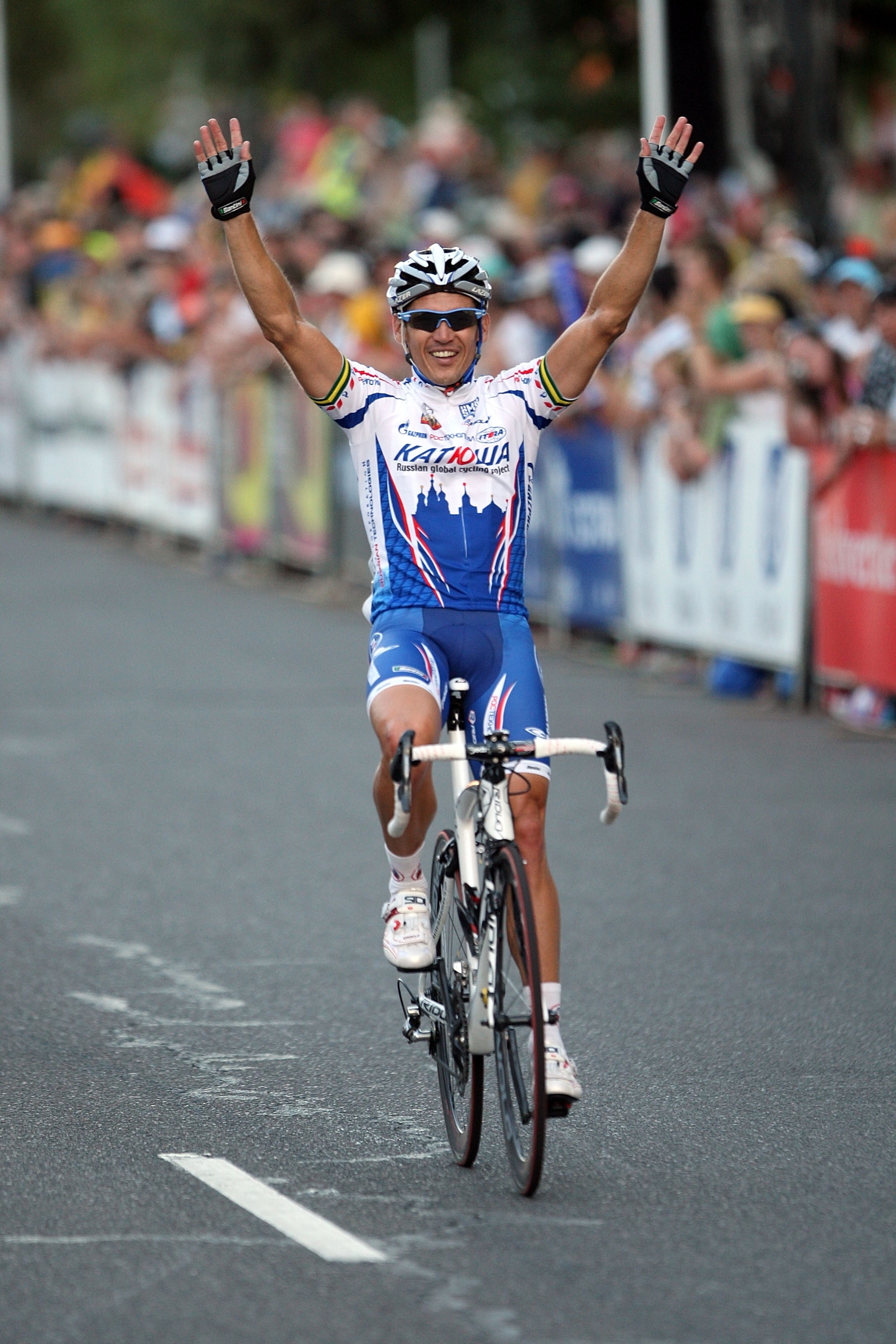 ADELAIDE, AUSTRALIA - JANUARY 18:  Robbie McEwen of Australia, riding for Team Katusha, celebrates during his victory lap after winning the Down Under Classic held on January 18, 2009 in Adelaide, Australia. The Down Under Classic criterium is held in con