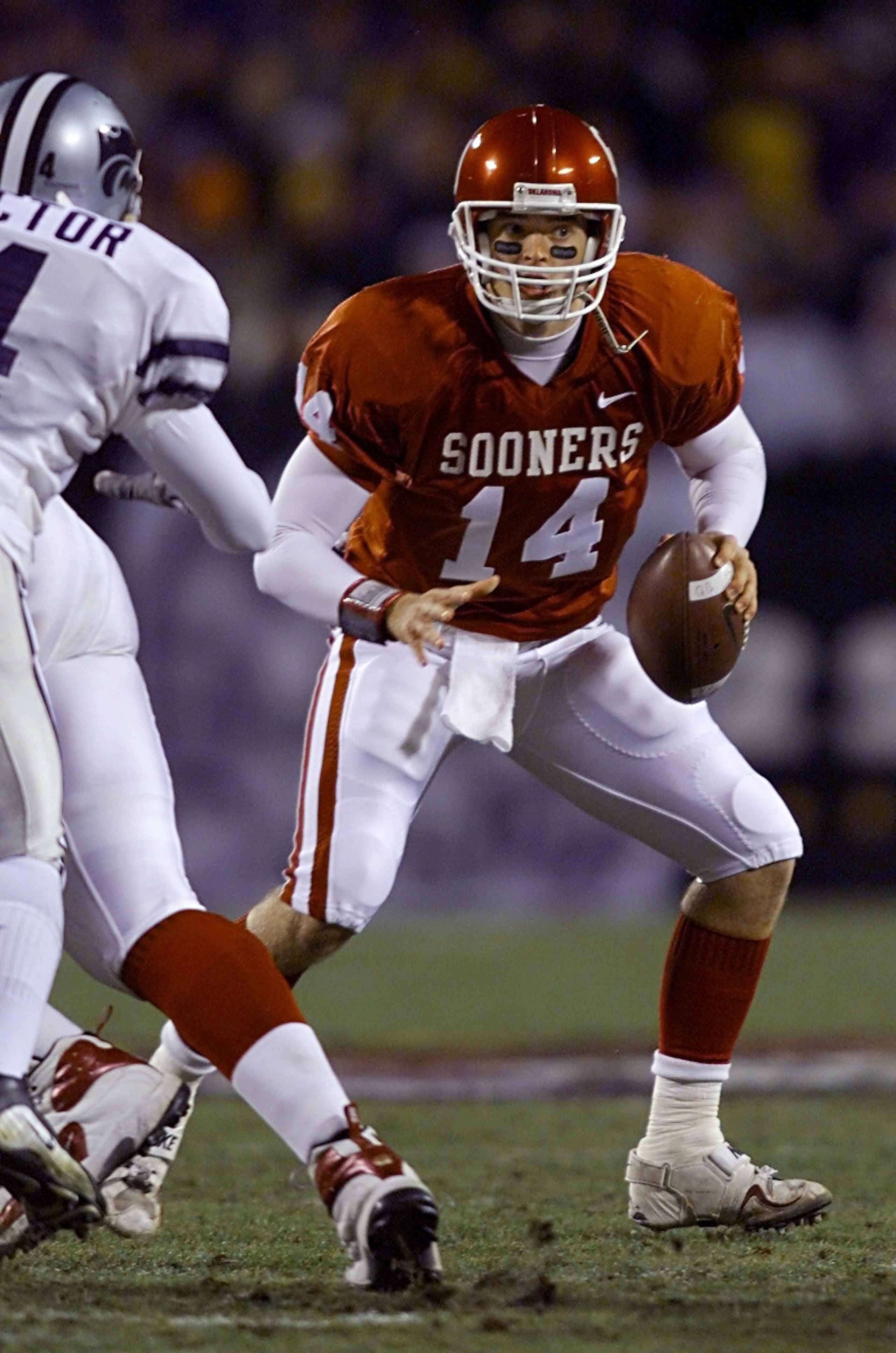 02 Dec 2000:  Josh Heupel #14 of the Oklahoma Sooners looks for a receiver against the Kansas State Wildcats in the Big 12 Championship at Arrowhead Stadium in Kansas City, Missouri. < DIGITAL IMAGE> Mandatory Credit: Brian Bahr/ALLSPORT