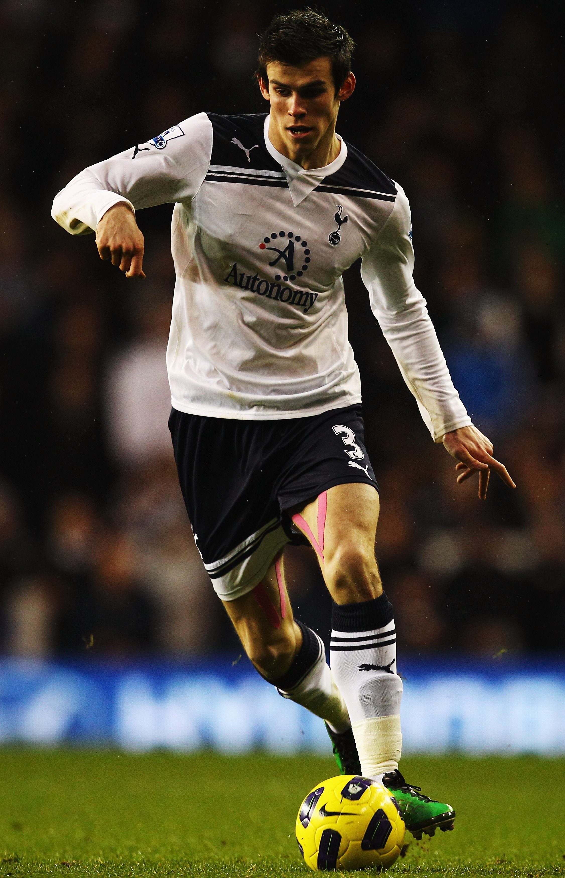LONDON, UNITED KINGDOM - JANUARY 01:  Gareth Bale of Tottenham Hotspur runs with the ball during the Barclays Premier League match between Tottenham Hotspur and Fulham at White Hart Lane on January 1, 2011 in London, England.  (Photo by Richard Heathcote/