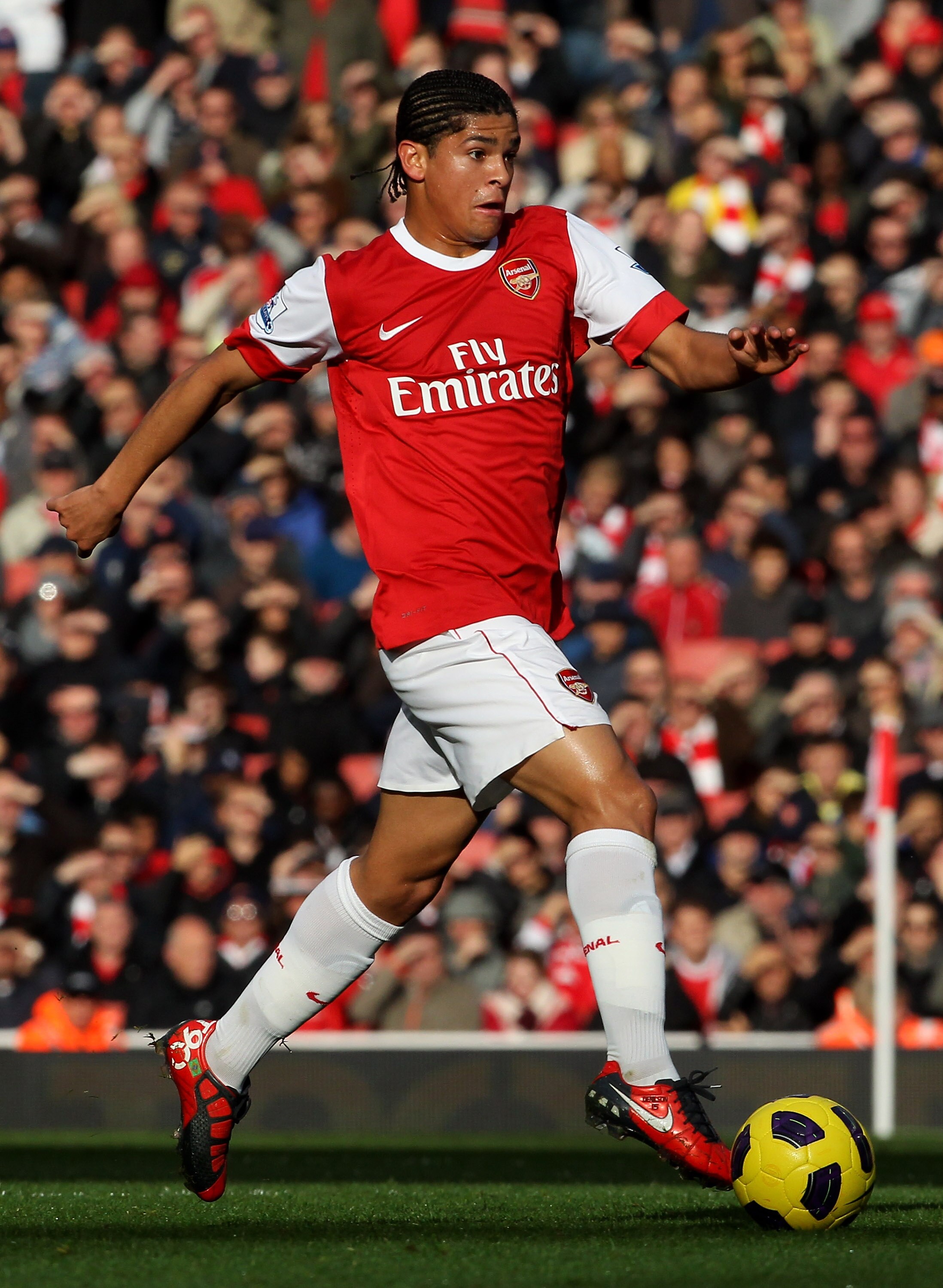 LONDON, ENGLAND - OCTOBER 30:  Neves Denilson of Arsenal in action during the Barclays Premier League match between Arsenal and West Ham United at Emirates Stadium on October 30, 2010 in London, England.  (Photo by Clive Rose/Getty Images)