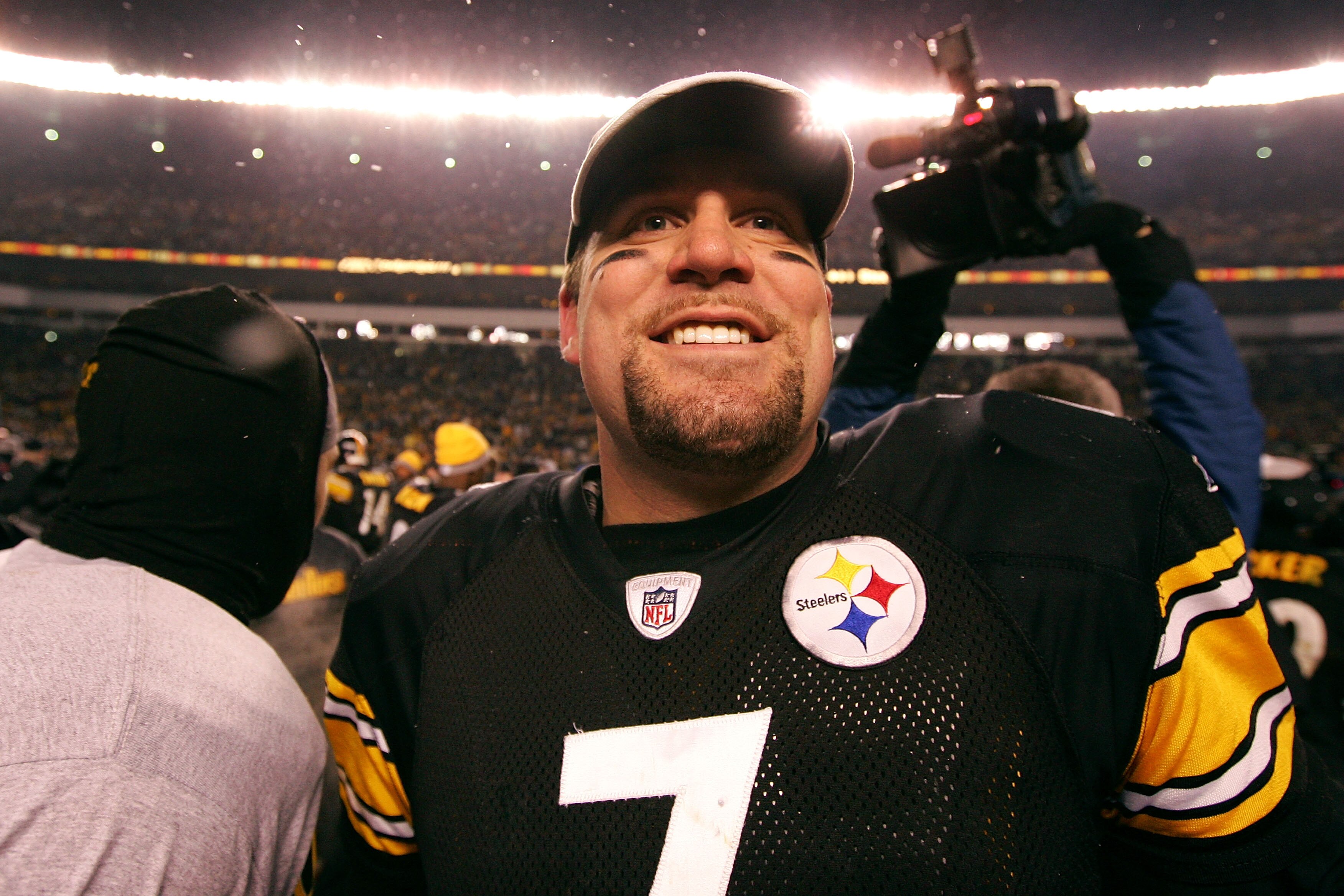 PITTSBURGH - JANUARY 18:  Ben Roethlisberger #7 of the Pittsburgh Steelers celebraqtes their 23-14 win against the Baltimore Ravens during the AFC Championship game on January 18, 2009 at Heinz Field in Pittsburgh, Pennsylvania.  (Photo by Al Bello/Getty