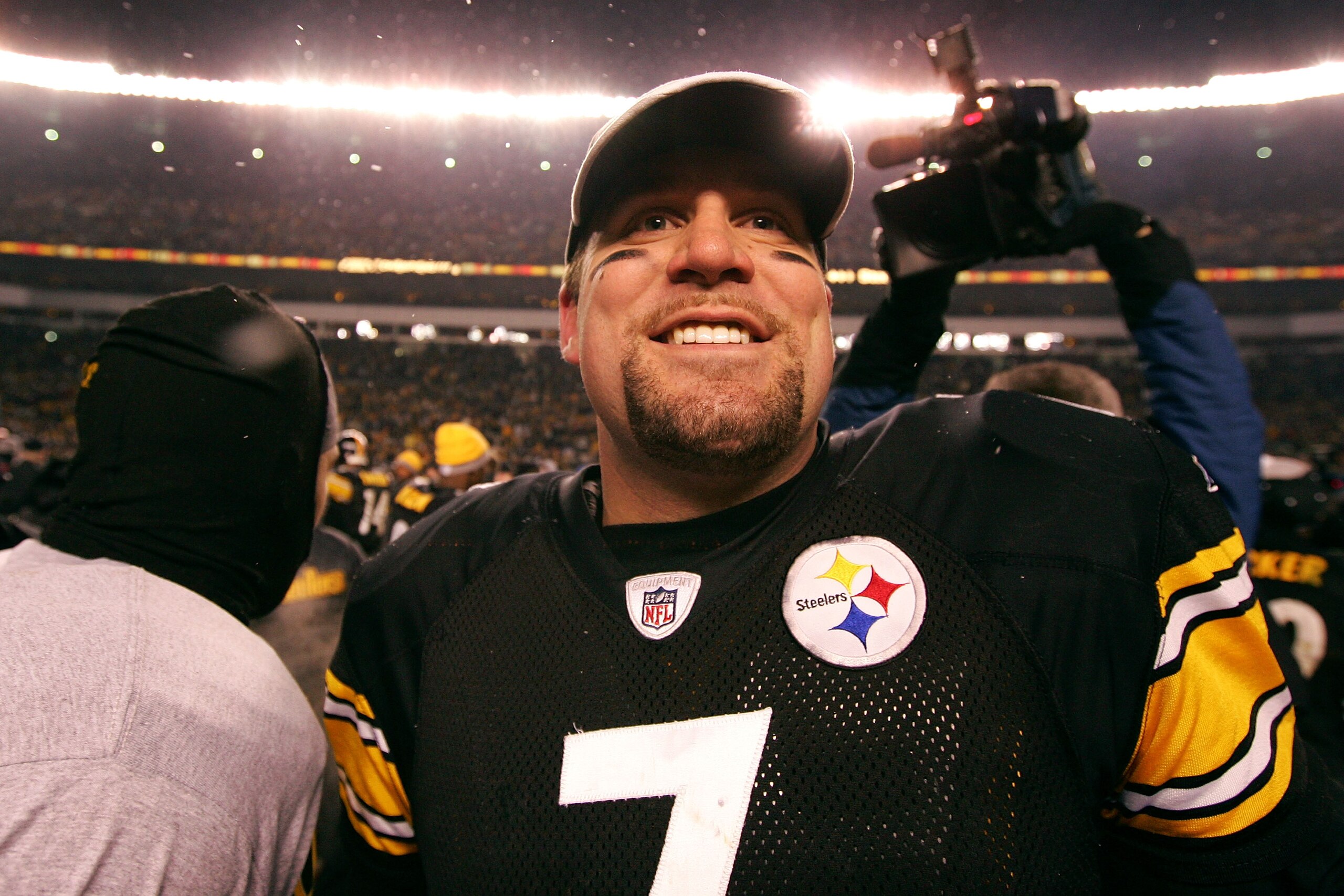 PITTSBURGH - JANUARY 18: Ben Roethlisberger #7 of the Pittsburgh Steelers celebraqtes their 23-14 win against the Baltimore Ravens during the AFC Championship game on January 18, 2009 at Heinz Field in Pittsburgh, Pennsylvania. (Photo by Al Bello/Getty PITTSBURGH - JANUARY 18: Ben Roethlisberger #7 of the Pittsburgh Steelers celebraqtes their 23-14 win against the Baltimore Ravens during the AFC Championship game on January 18, 2009 at Heinz Field in Pittsburgh, Pennsylvania. (Photo by Al Bello/Getty