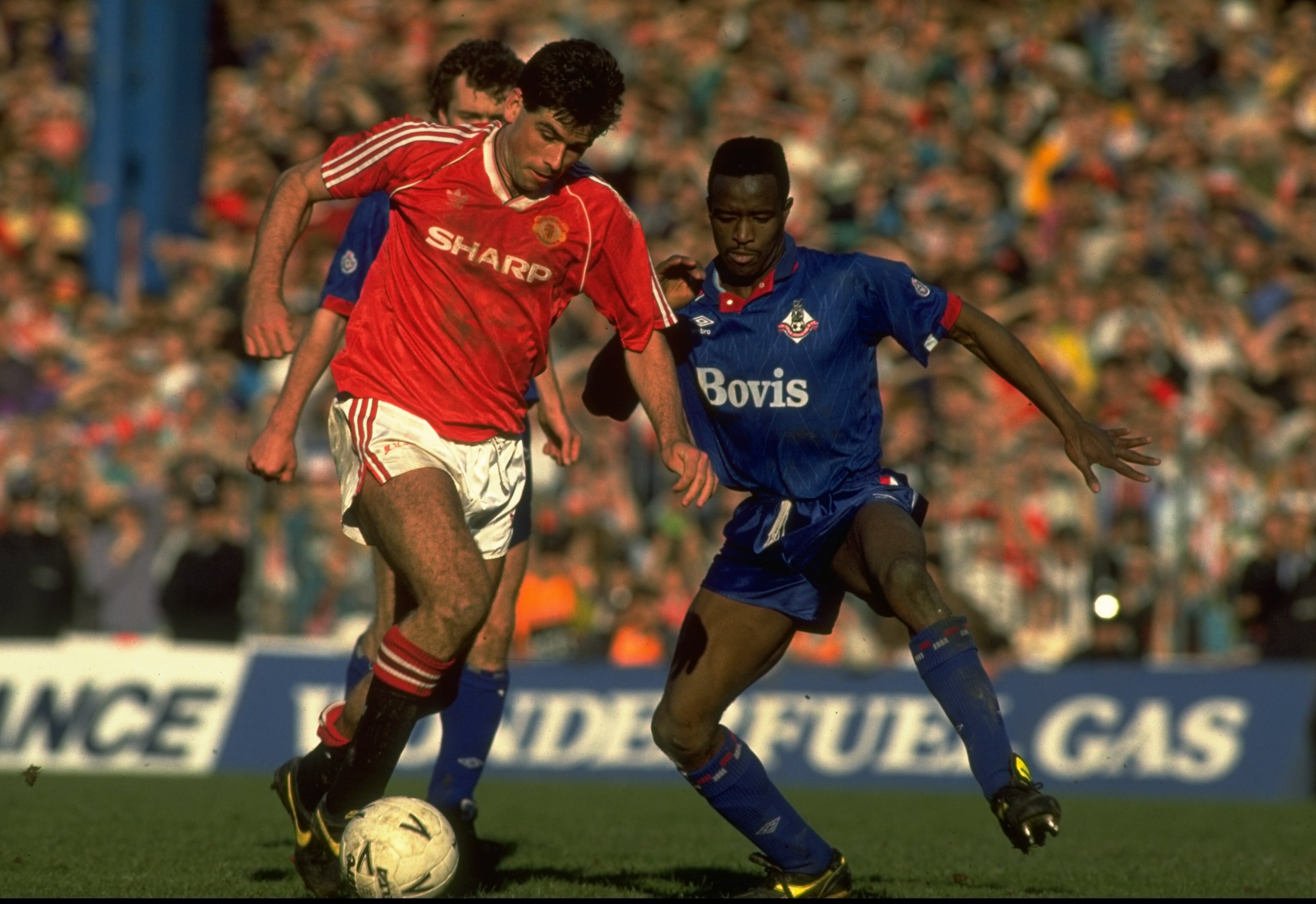 1990:  Neil Webb (left) of Manchester United is challenged by Earl Barrett (right) of Oldham during the FA Cup Semi Final at Maine Road in Manchester, England. The match ended in a 3-3 draw. \ Mandatory Credit: Simon  Bruty/Allsport