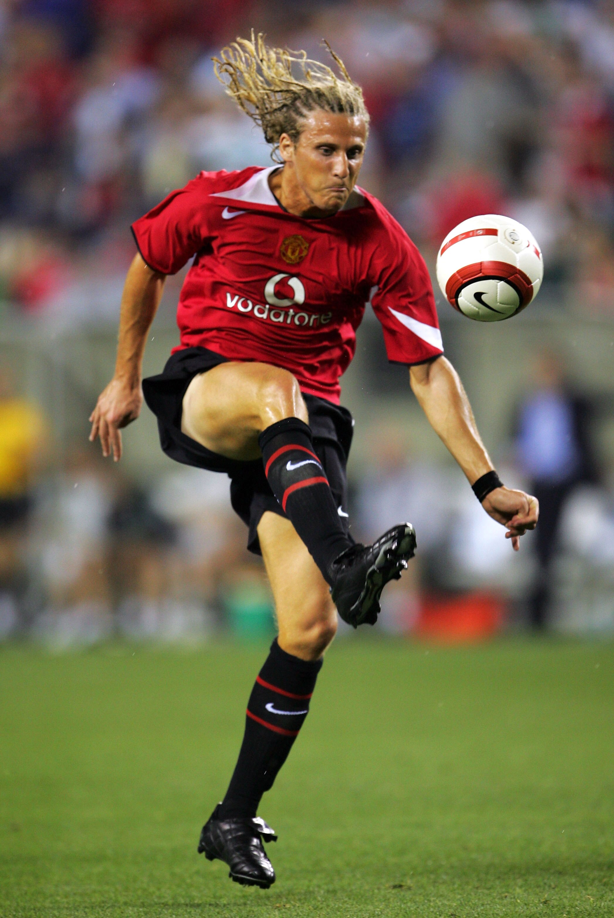 PHILADELPHIA - JULY 28: Diego Forlan #21 of Manchester United in action against Celtic during the ChampionsWorld Series game July 28, 2004 in Philadelphia, United States. (Photo by Jamie Squire/Getty Images)