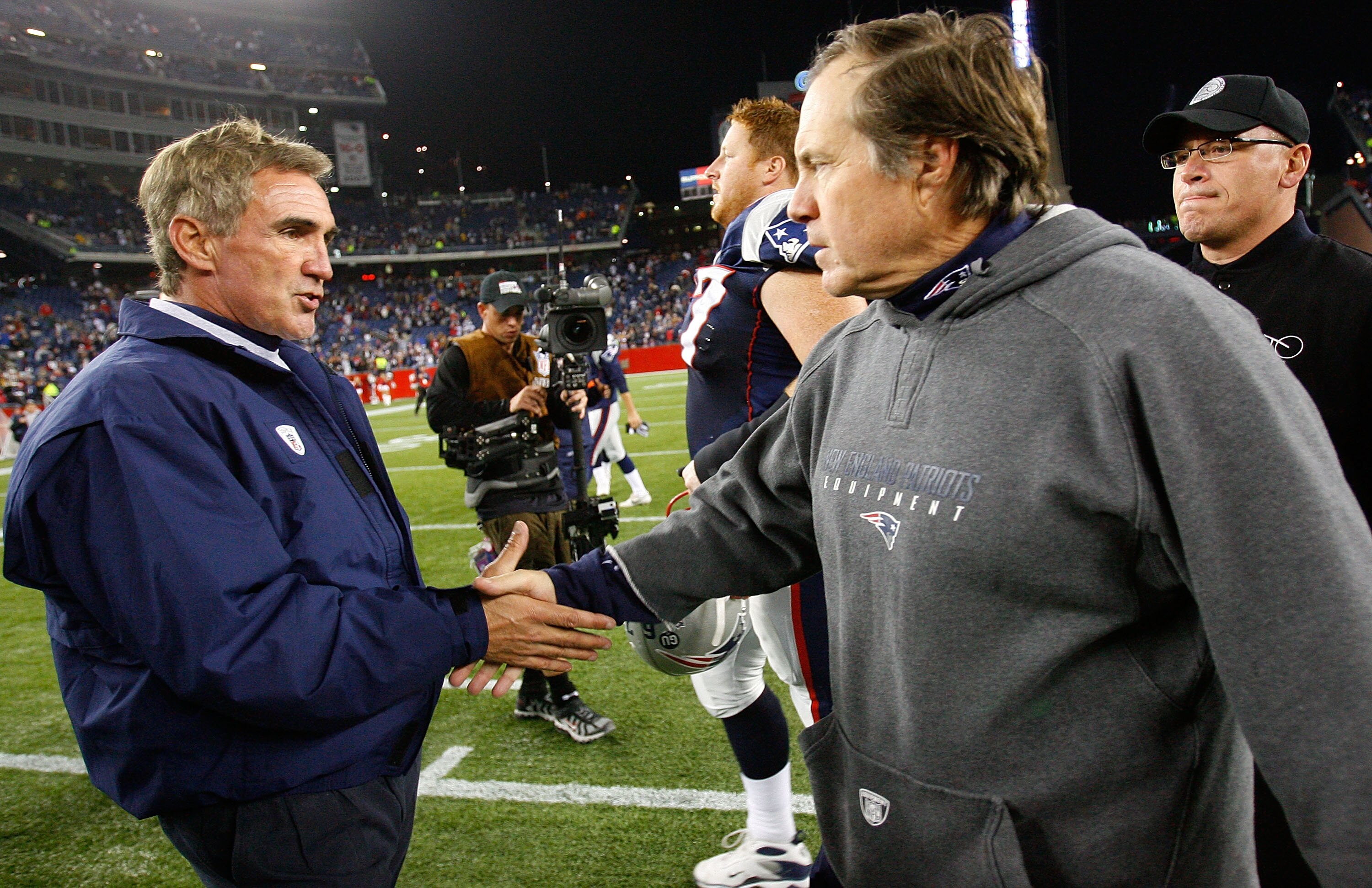 FOXBORO, MA - OCTOBER 20:  Coach Bill Belichick shakes hands with coach Mike Shanahan of the Denver Broncos at Gillette Stadium on October 20, 2008 in Foxboro, Massachusetts. The Patriots won 41-7. (Photo by Jim Rogash/Getty Images)