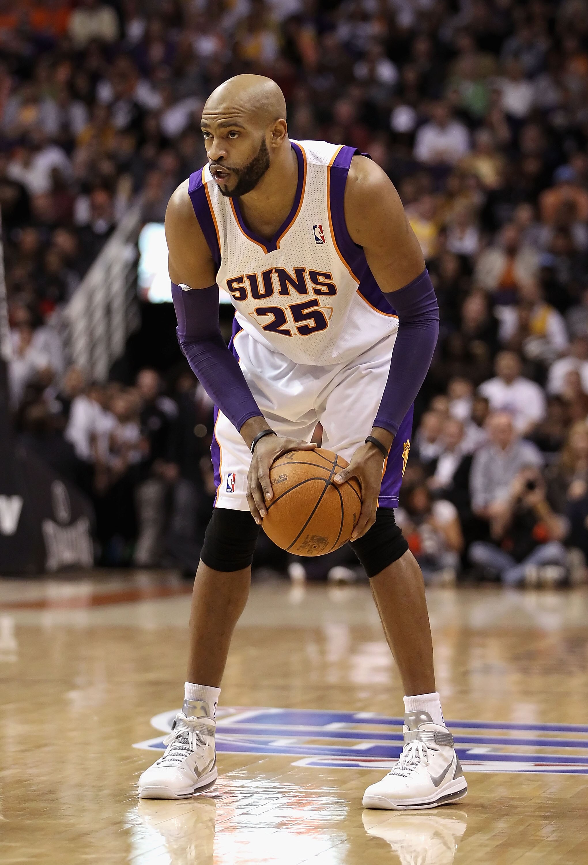 PHOENIX, AZ - JANUARY 05:  Vince Carter #25 of the Phoenix Suns handles the ball during the NBA game against the Los Angeles Lakers at US Airways Center on January 5, 2011 in Phoenix, Arizona. The Lakers defeated the Suns 99-95.  NOTE TO USER: User expres