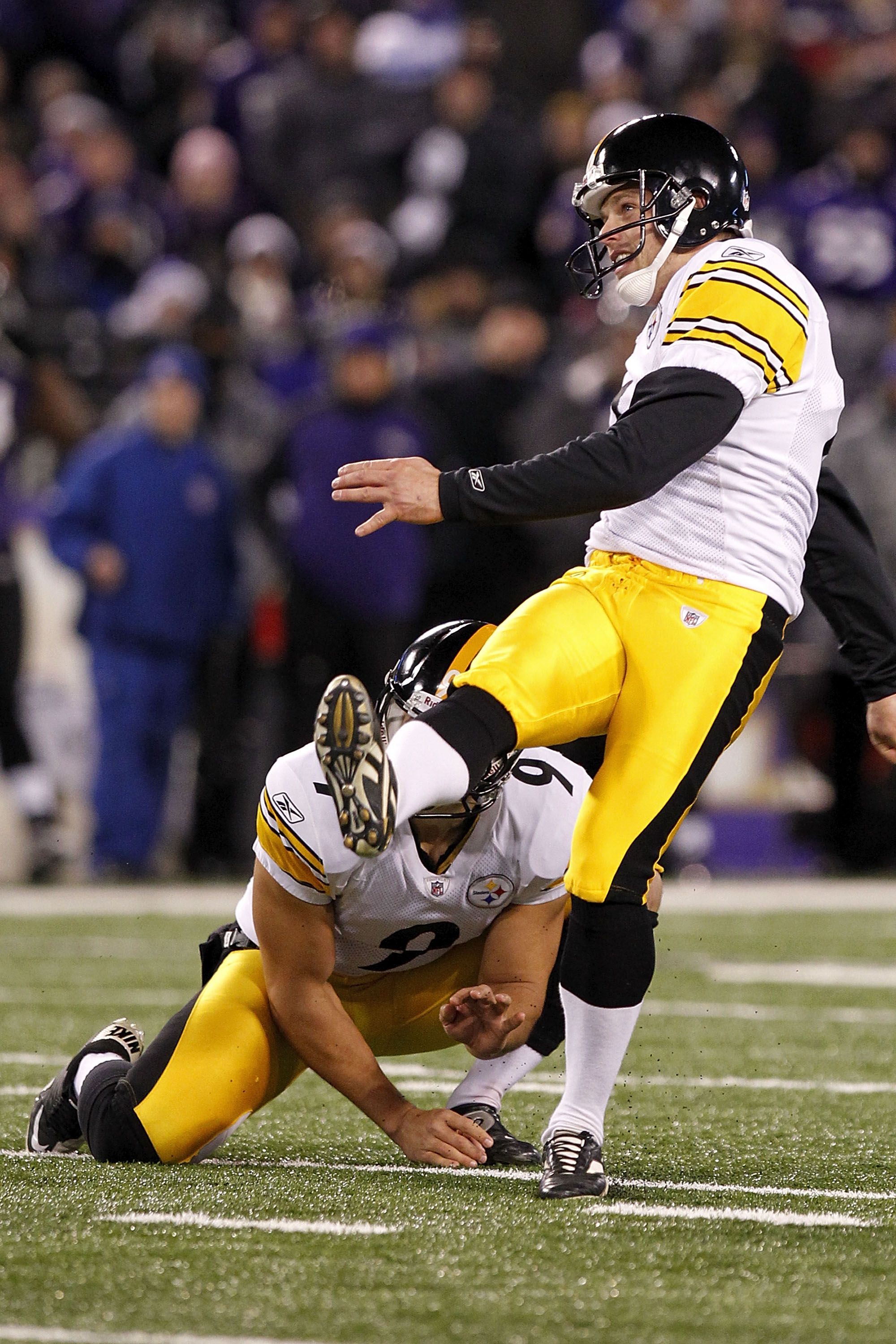 BALTIMORE, MD - DECEMBER 05:  Shaun Suisham #6 of the Pittsburgh Steelers kicks the ball against the Baltimore Ravens at M&T Bank Stadium on December 5, 2010 in Baltimore, Maryland.  (Photo by Geoff Burke/Getty Images)