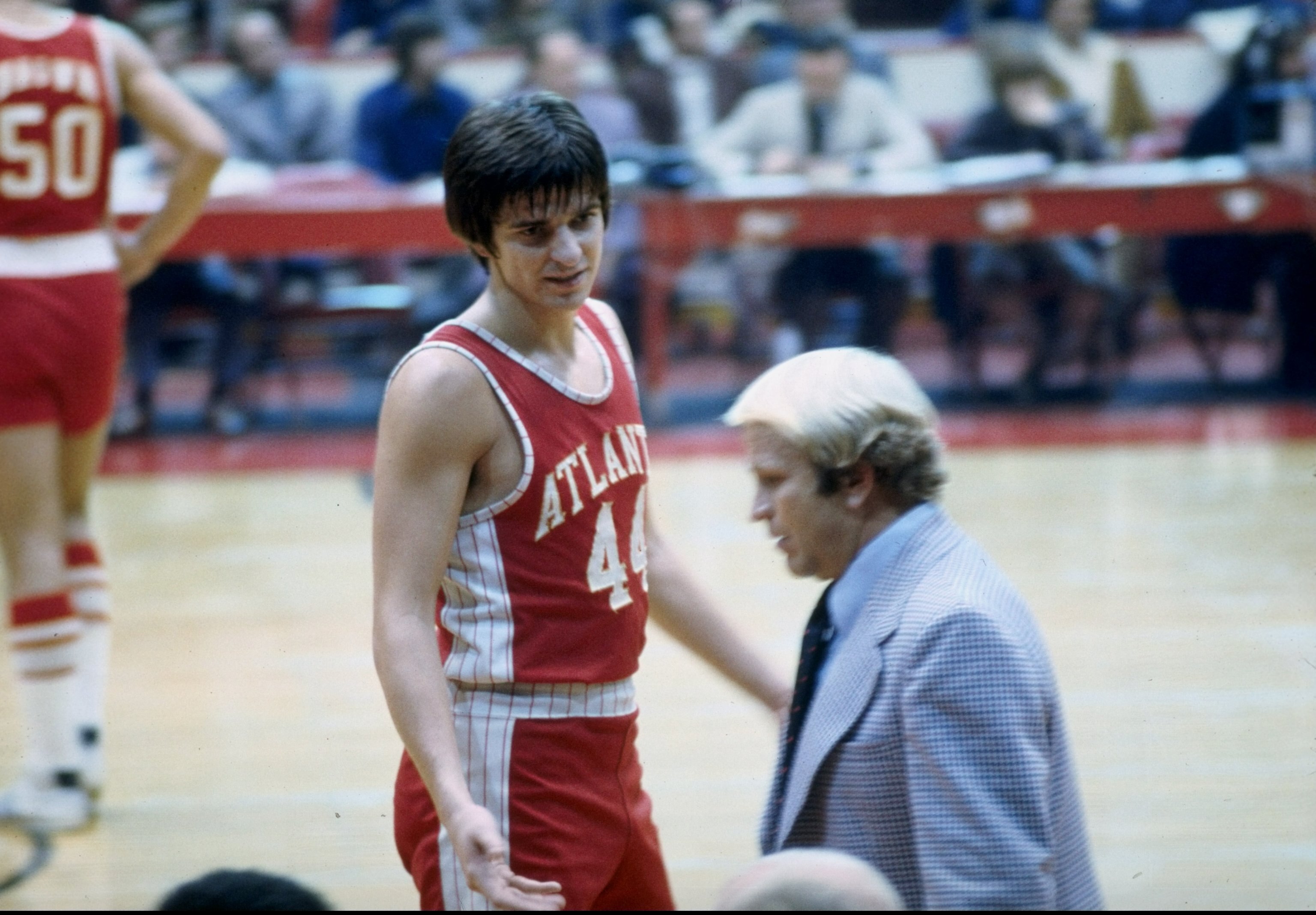 ATLANTA - JANRUARY:  Atlanta Hawks Guard Pistol Pete Maravich talks with his Coach Cotton Fitzsimmons during the Hawks NBA game in Janruary 1974 at the Omni Arena in Atlanta, Georgia. (Photo By Jonathan Daniel/Getty Images)