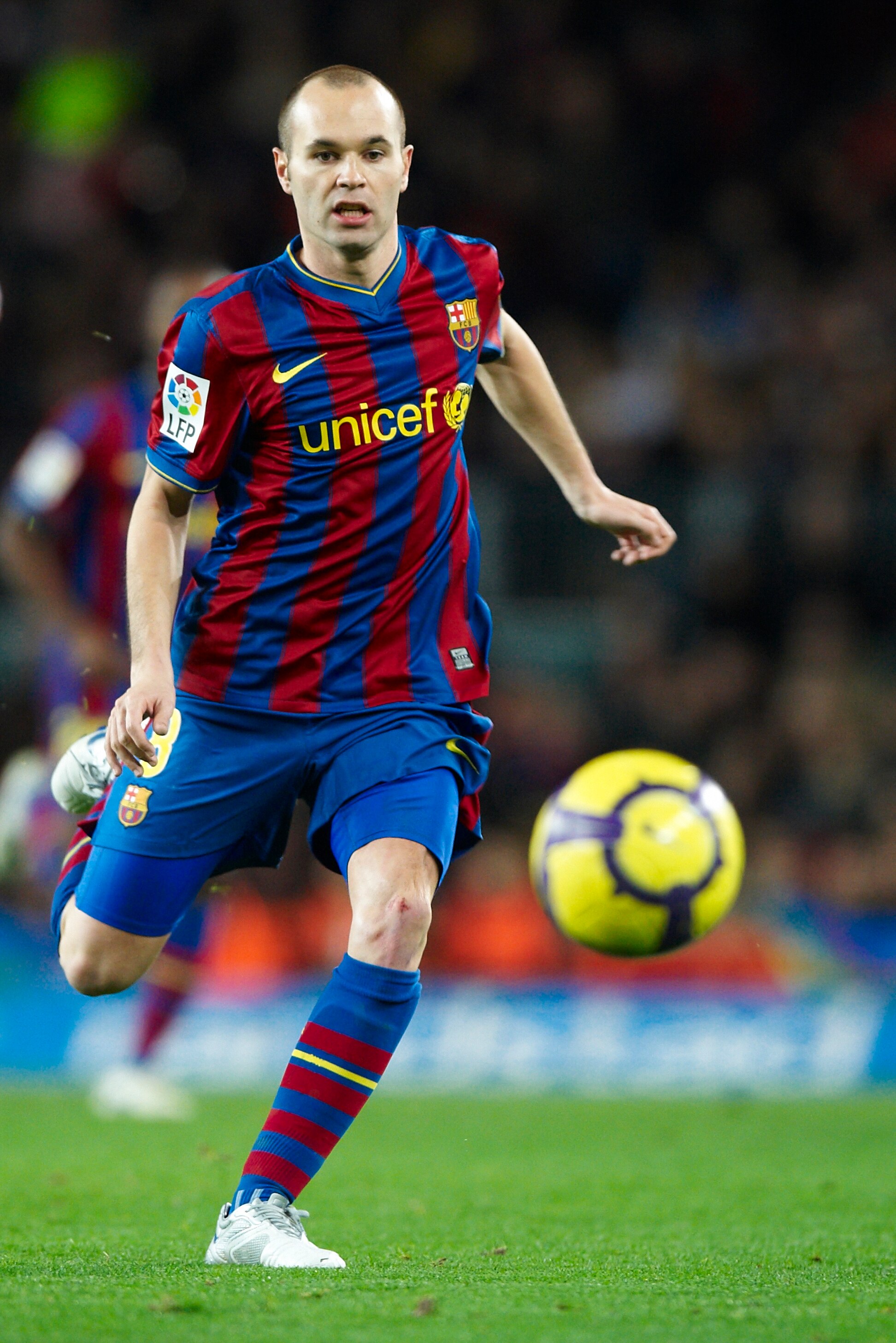 BARCELONA, SPAIN - FEBRUARY 06:  Andres Iniesta of FC Barcelona in action during the La Liga match between Barcelona and Getafe at Camp Nou on February 6, 2010 in Barcelona, Spain. Barcelona won 2-1.  (Photo by Manuel Queimadelos Alonso/Getty Images)