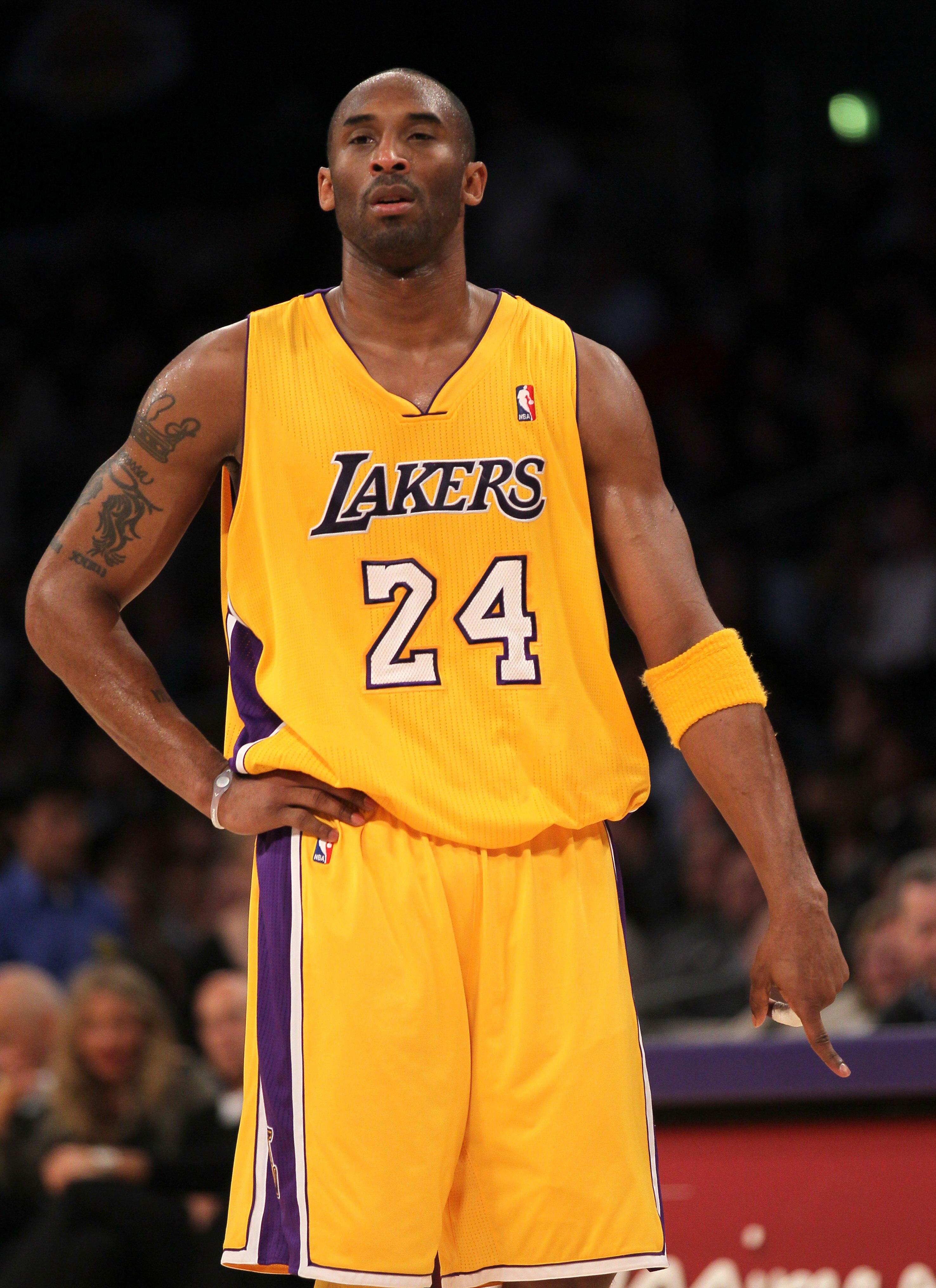 LOS ANGELES, CA - JANUARY 11:  Kobe Bryant #24 of the Los Angeles Lakers signals to a teammate in the game against the Cleveland Cavaliers at Staples Center on January 11, 2011 in Los Angeles, California.  The Lakers won 112-57.  NOTE TO USER: User expres