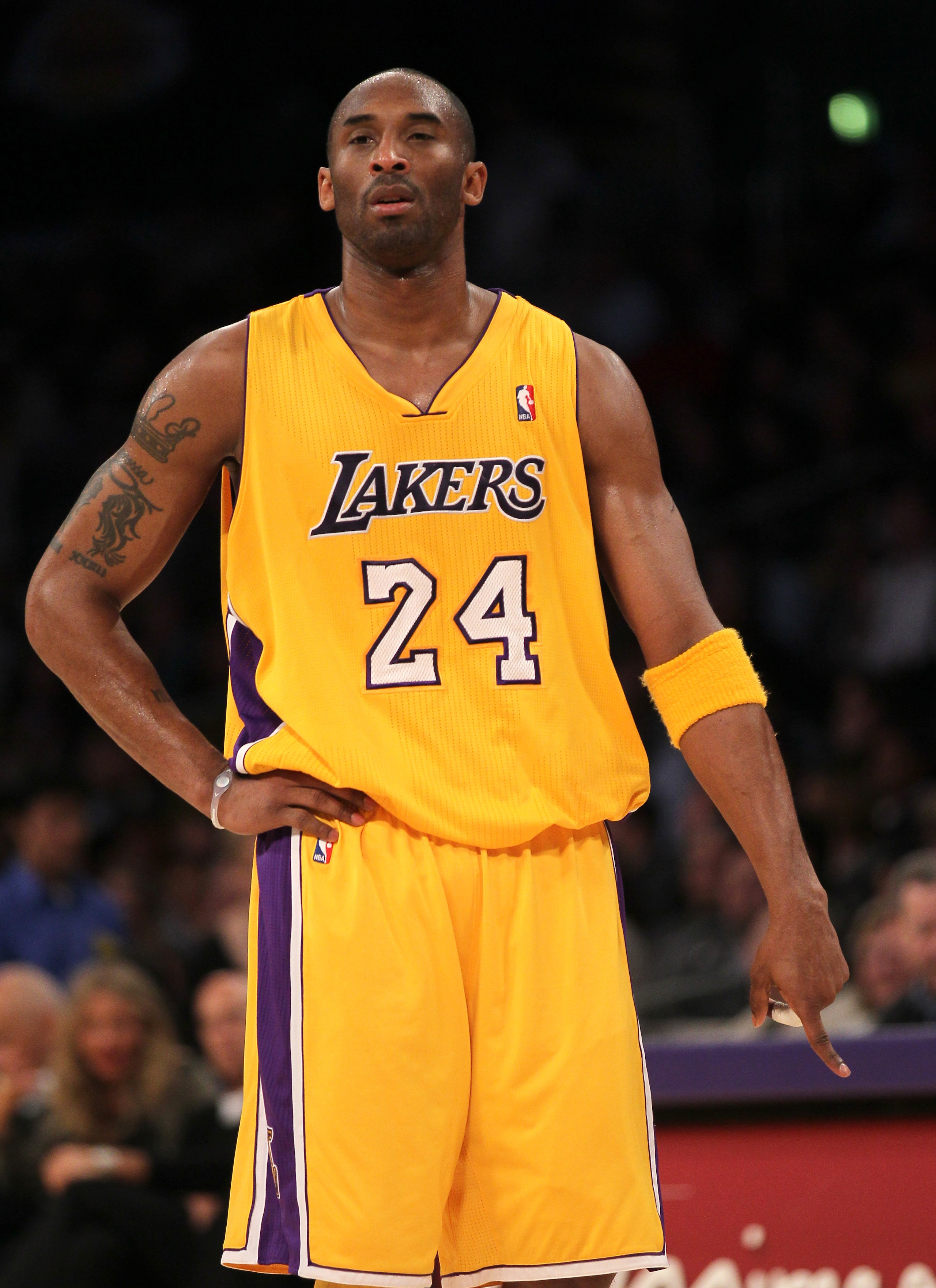 LOS ANGELES, CA - JANUARY 11:  Kobe Bryant #24 of the Los Angeles Lakers signals to a teammate in the game against the Cleveland Cavaliers at Staples Center on January 11, 2011 in Los Angeles, California.  The Lakers won 112-57.  NOTE TO USER: User expres