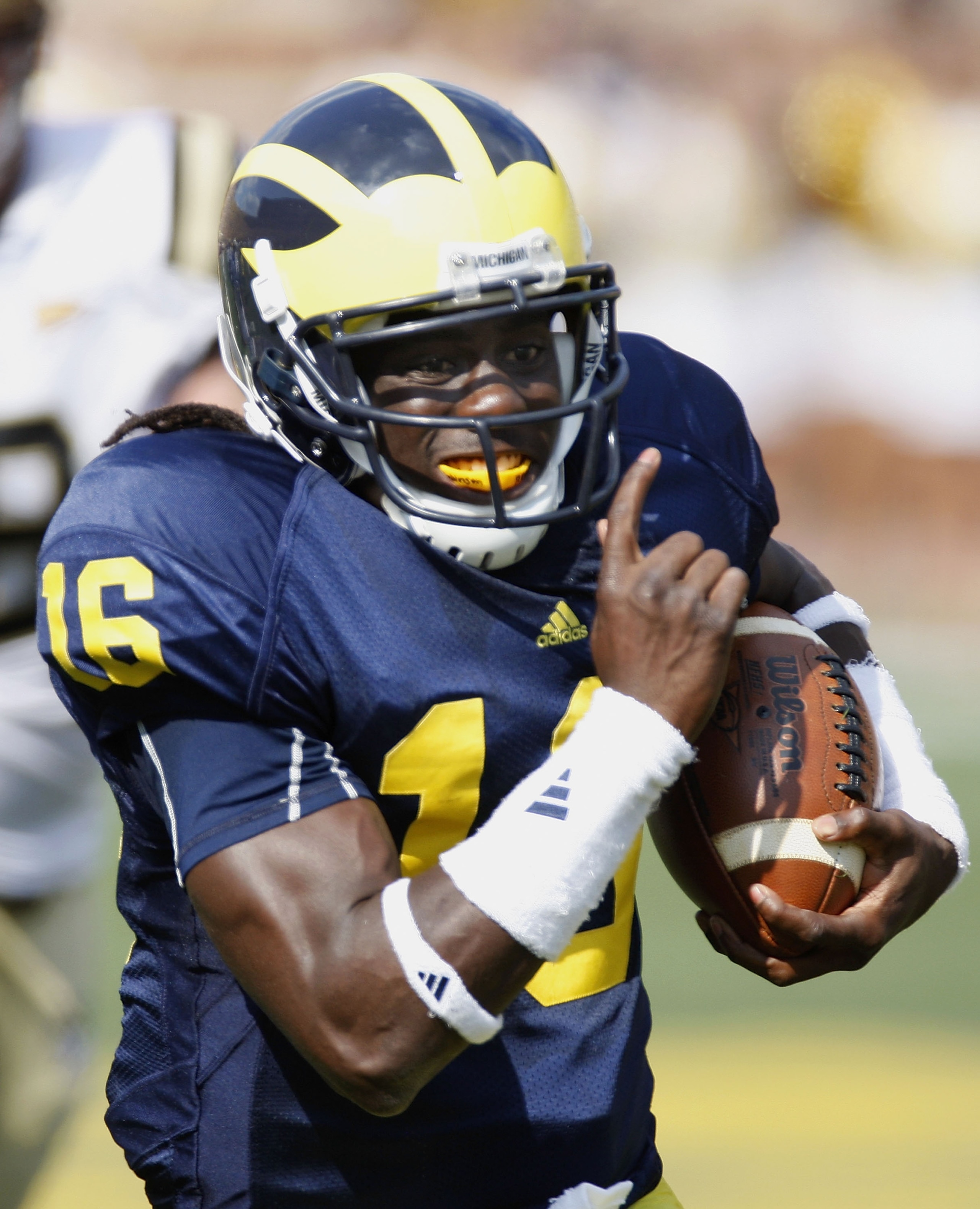 ANN ARBOR, MI - SEPTEMBER 05:  Denard Robinson #16 of the Michigan Wolverines runs for a first quarter touchdown while playing the Western Michigan Broncos on September 5, 2009 at Michigan Stadium in Ann Arbor, Michigan.  (Photo by Gregory Shamus/Getty Im