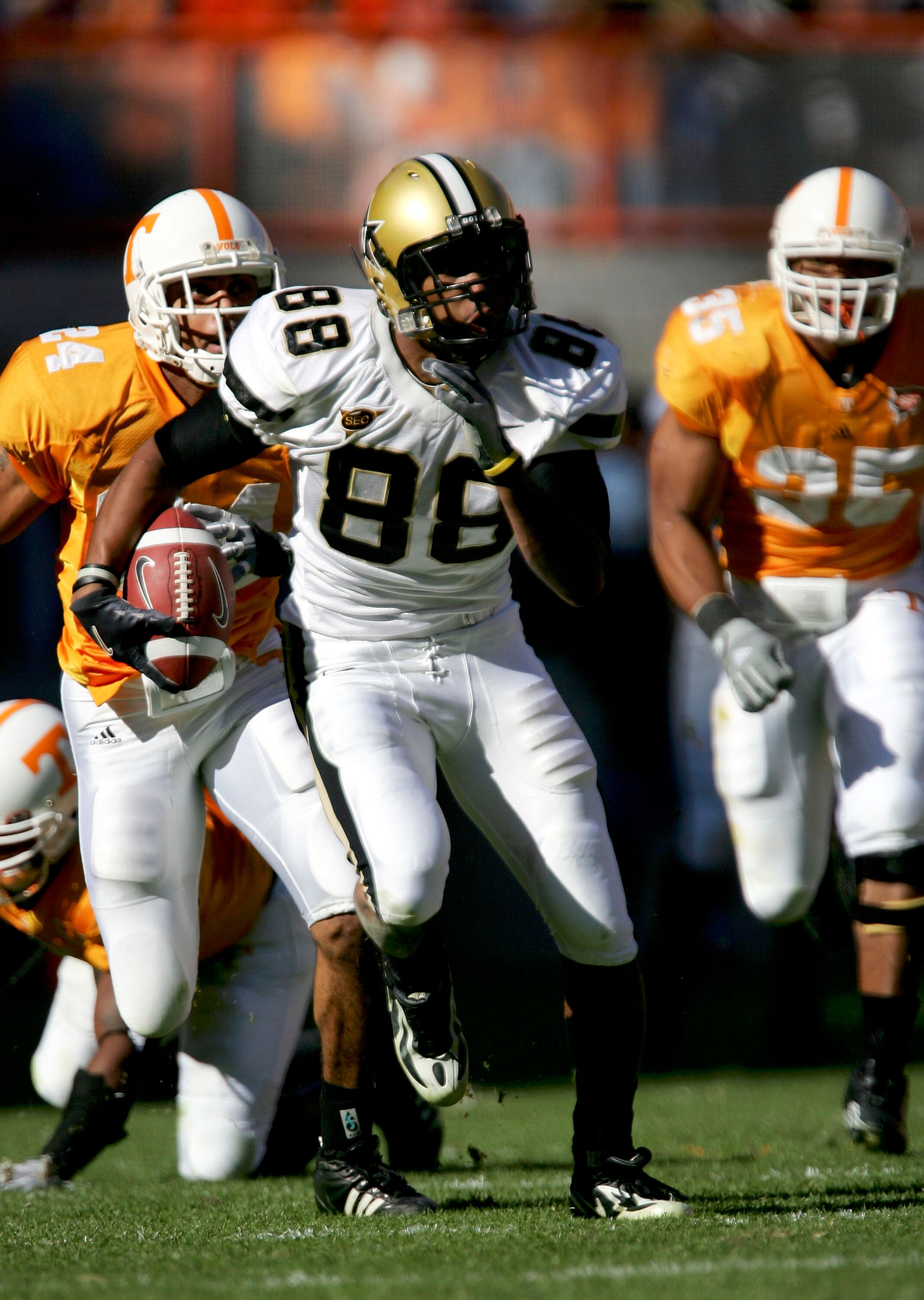 KNOXVILLE, TN - NOVEMBER 19:  George Smith #88 of the Vanderbilt Commodores picks up a first down on a recpetion as he eludes Antwan Stewart #24 and Jason Mitchell #35 of the Tennessee Volunteers as the Commodores defeated the Volunteers 28-24 on November