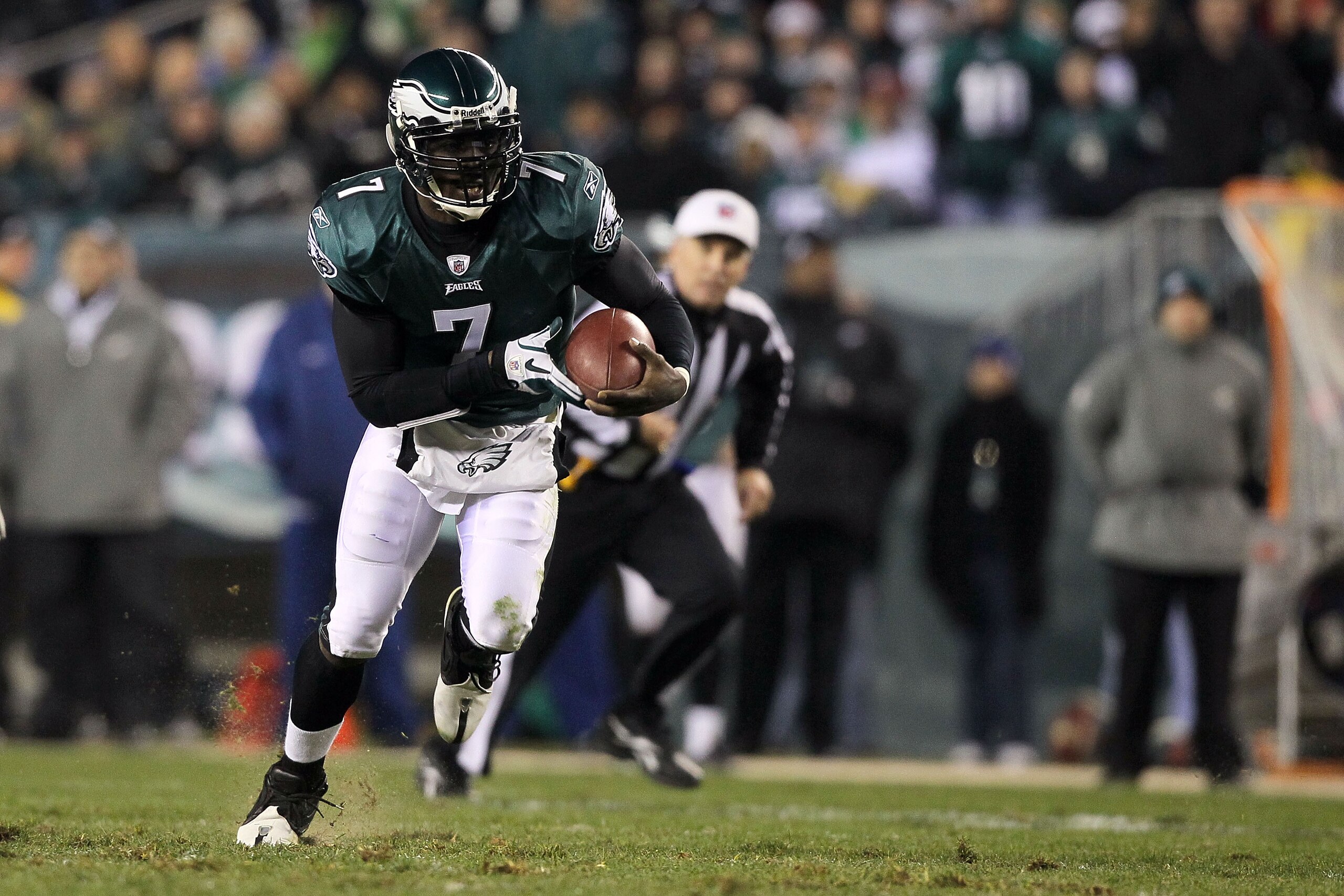 PHILADELPHIA, PA - DECEMBER 02:  Michael Vick #7 of the Philadelphia Eagles runs with the ball against the Houston Texans at Lincoln Financial Field on December 2, 2010 in Philadelphia, Pennsylvania.  (Photo by Jim McIsaac/Getty Images)