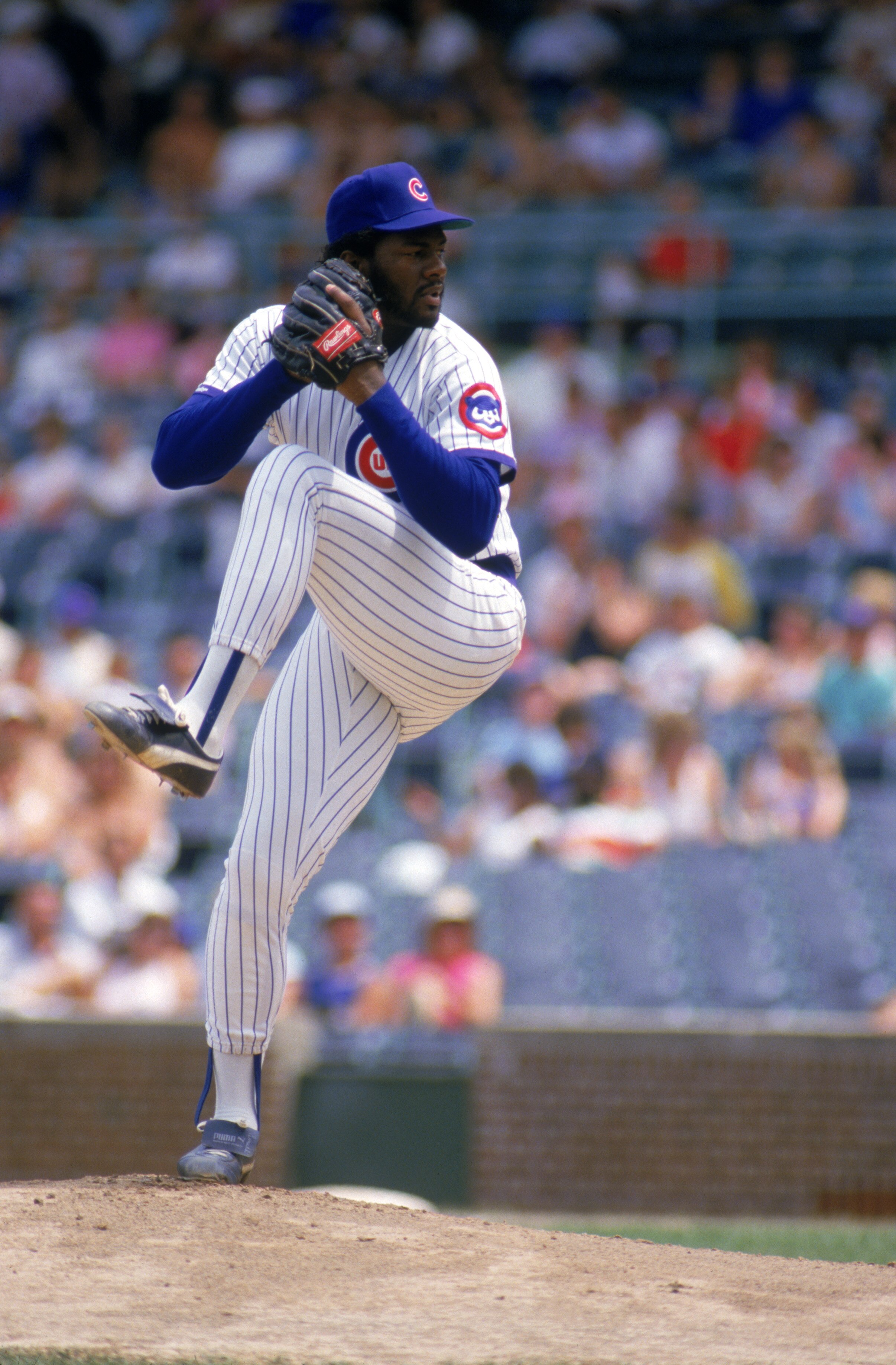 CHICAGO - JUNE:  Lee Smith #46 of the Chicago Cubs winds back to pitch during a June, 1987 season game at Wrigley Field in Chicago, Illinois. (Photo by: Jonathan Daniel/Getty Images)