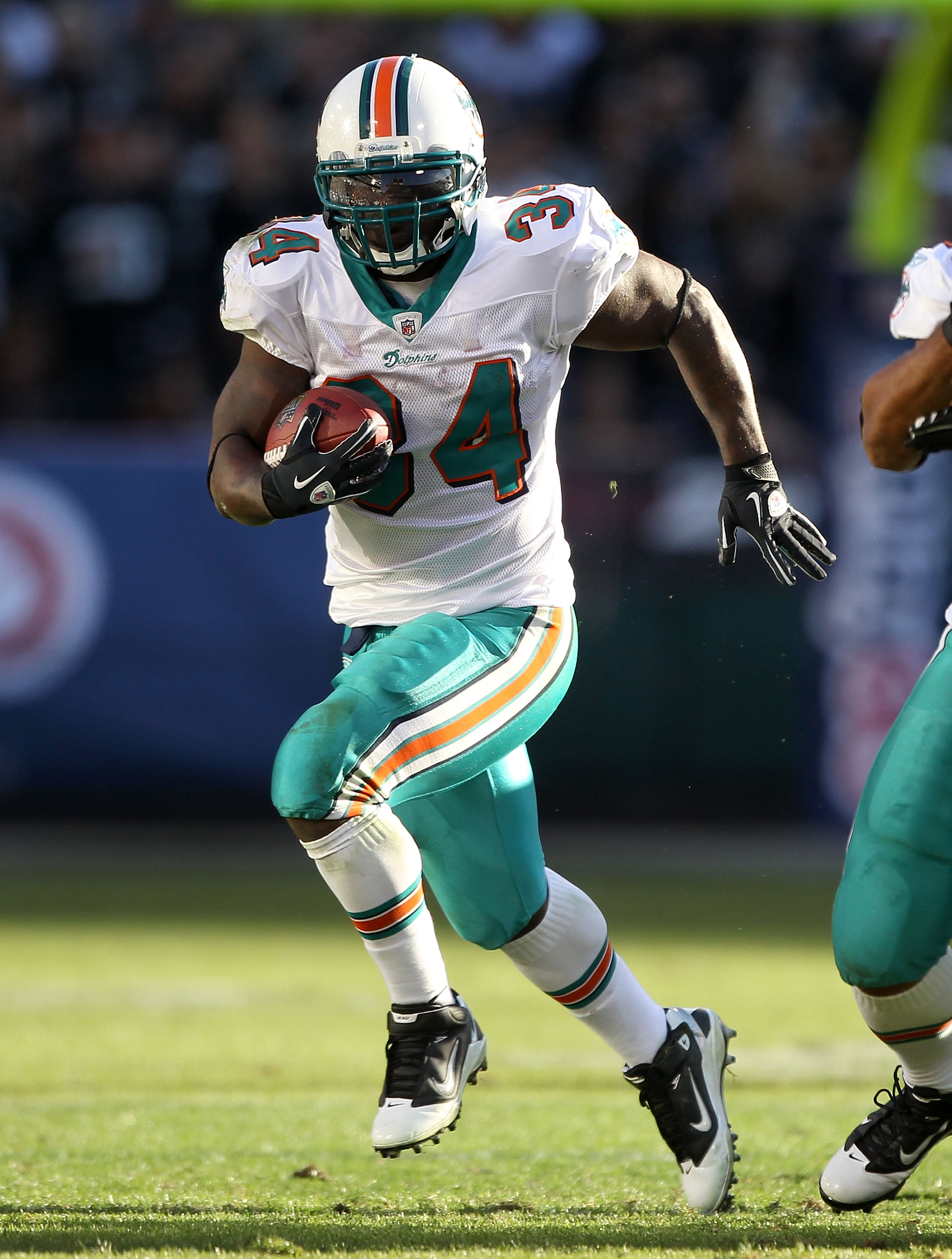 OAKLAND, CA - NOVEMBER 28:  Ricky Williams #34 of the Miami Dolphins in action against the Oakland Raiders at Oakland-Alameda County Coliseum on November 28, 2010 in Oakland, California.  (Photo by Ezra Shaw/Getty Images)