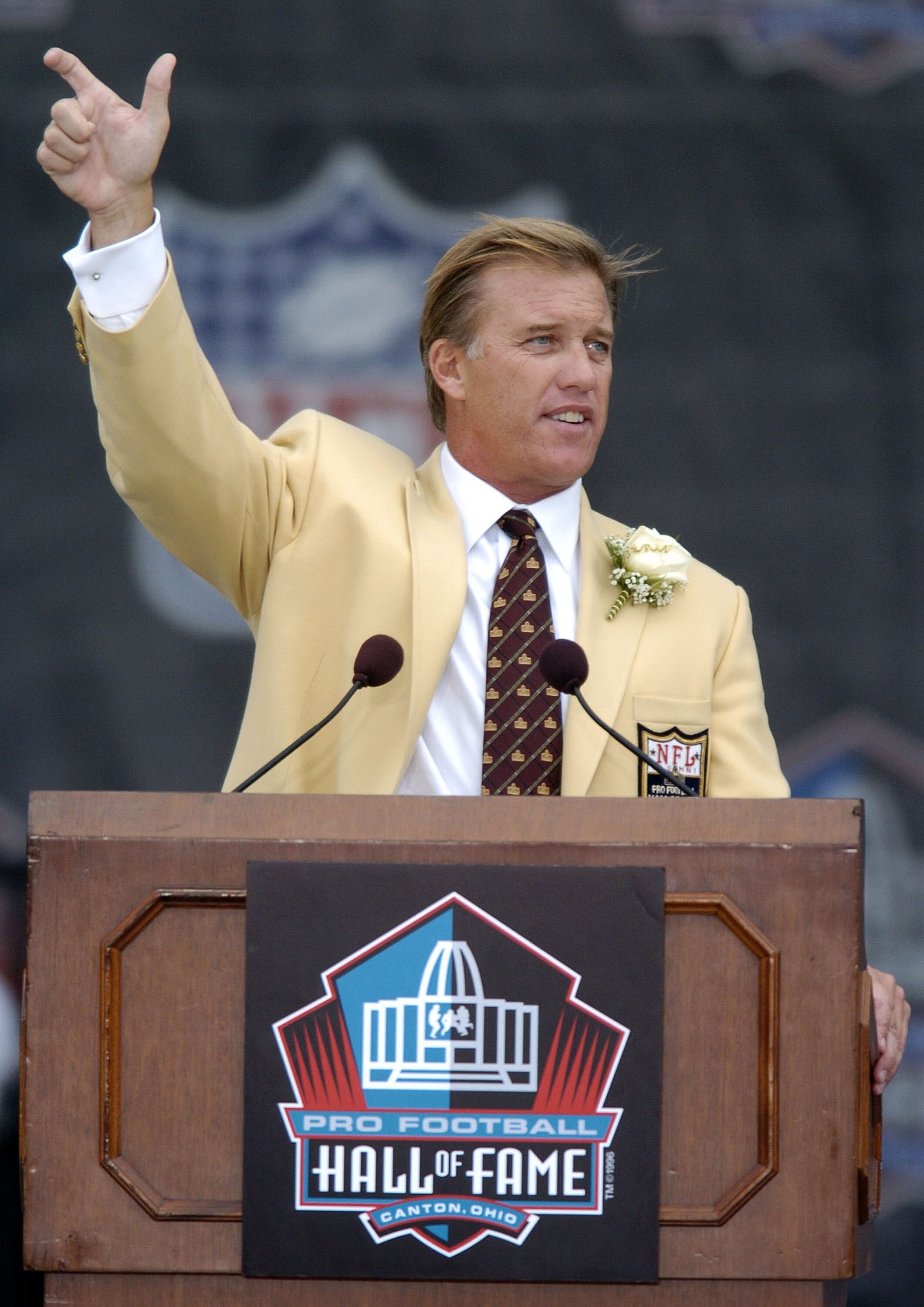 CANTON, OH - AUGUST 8:  Pro Football Hall of Fame enshrinee John Elway gestures during his speech at the 2004 NFL Hall of Fame enshrinement ceremony on August 8, 2004 in Canton, Ohio.  (Photo by David Maxwell/Getty Images)