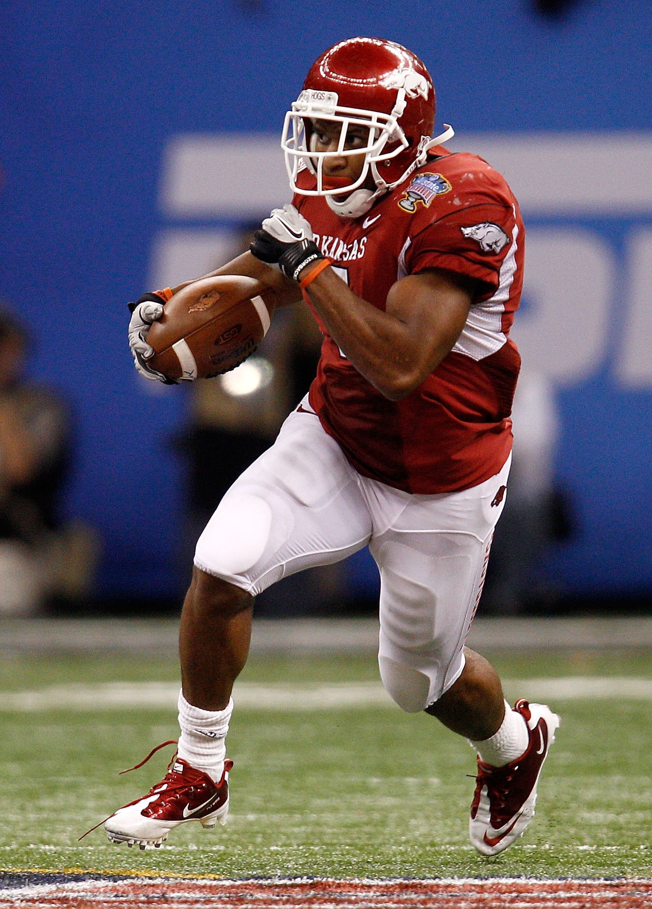 NEW ORLEANS, LA - JANUARY 04:  Knile Davis #7 of the Arkansas Razorbacks runs the ball against the Ohio State Buckeyes during the Allstate Sugar Bowl at the Louisiana Superdome on January 4, 2011 in New Orleans, Louisiana.  (Photo by Chris Graythen/Getty