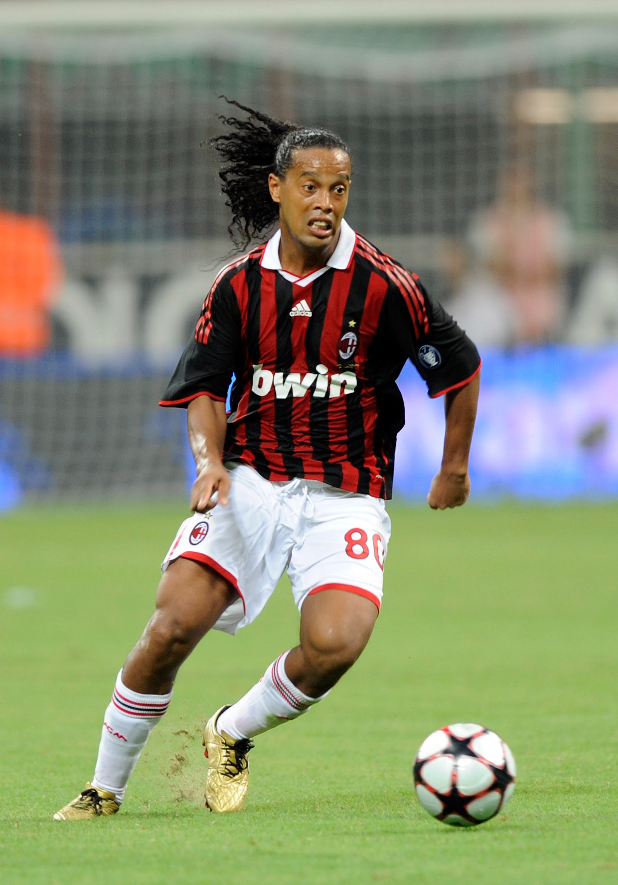 MILAN, ITALY - AUGUST 17:  Ronaldinho of Milan moves the ball during the Luigi Berlusconi Trophy match between Milan AC and Juventus FC at Giuseppe Meazza Stadium on August 17, 2009 in Milan, Italy.  (Photo by Claudio Villa/Getty Images)