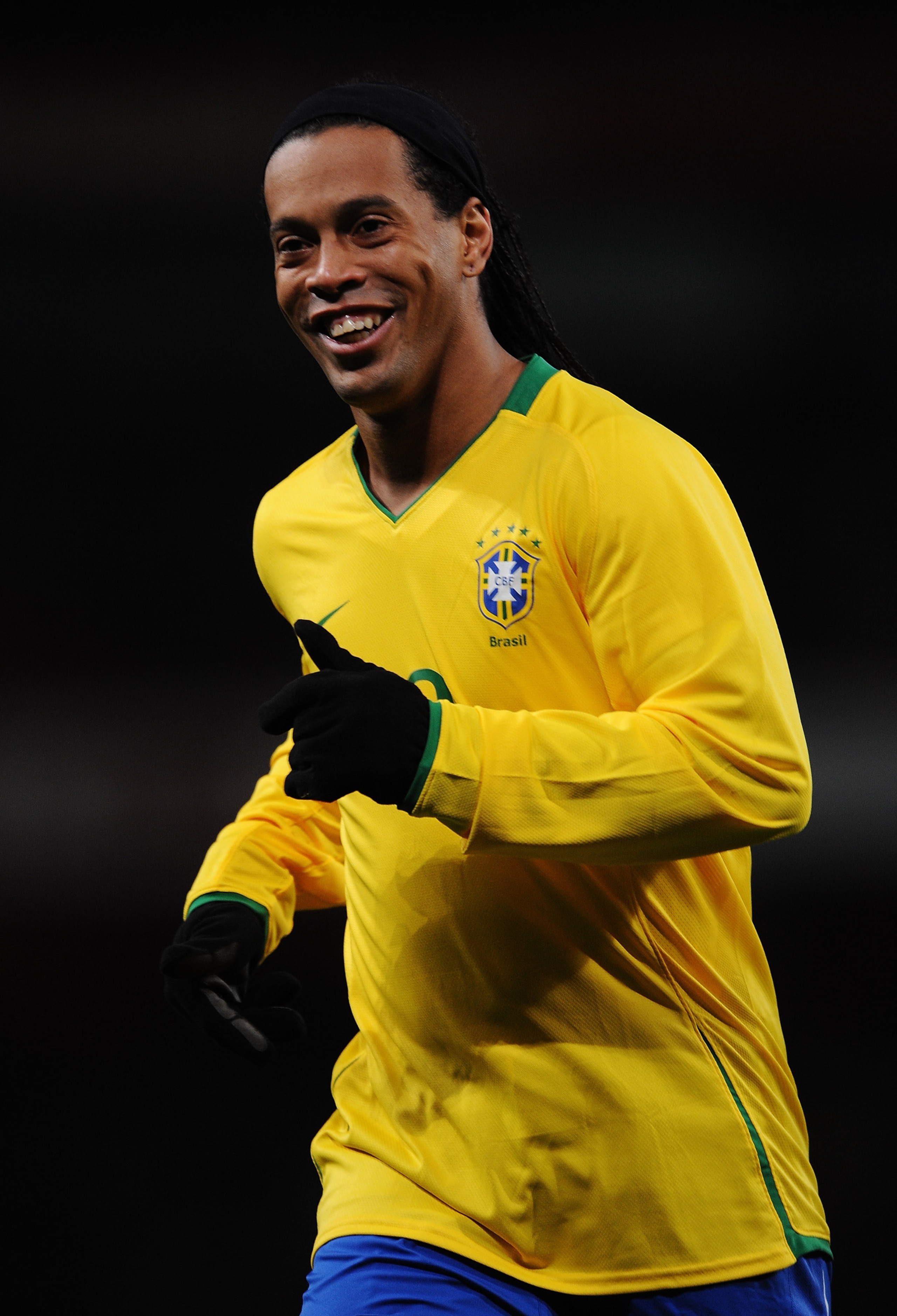 LONDON - FEBRUARY 10: Ronaldinho of Brazil smiles during the International Friendly match between Brazil and Italy at the Emirates Stadium on February 10, 2009 in London, England. (Photo by Shaun Botterill/Getty Images) LONDON - FEBRUARY 10: Ronaldinho of Brazil smiles during the International Friendly match between Brazil and Italy at the Emirates Stadium on February 10, 2009 in London, England. (Photo by Shaun Botterill/Getty Images)