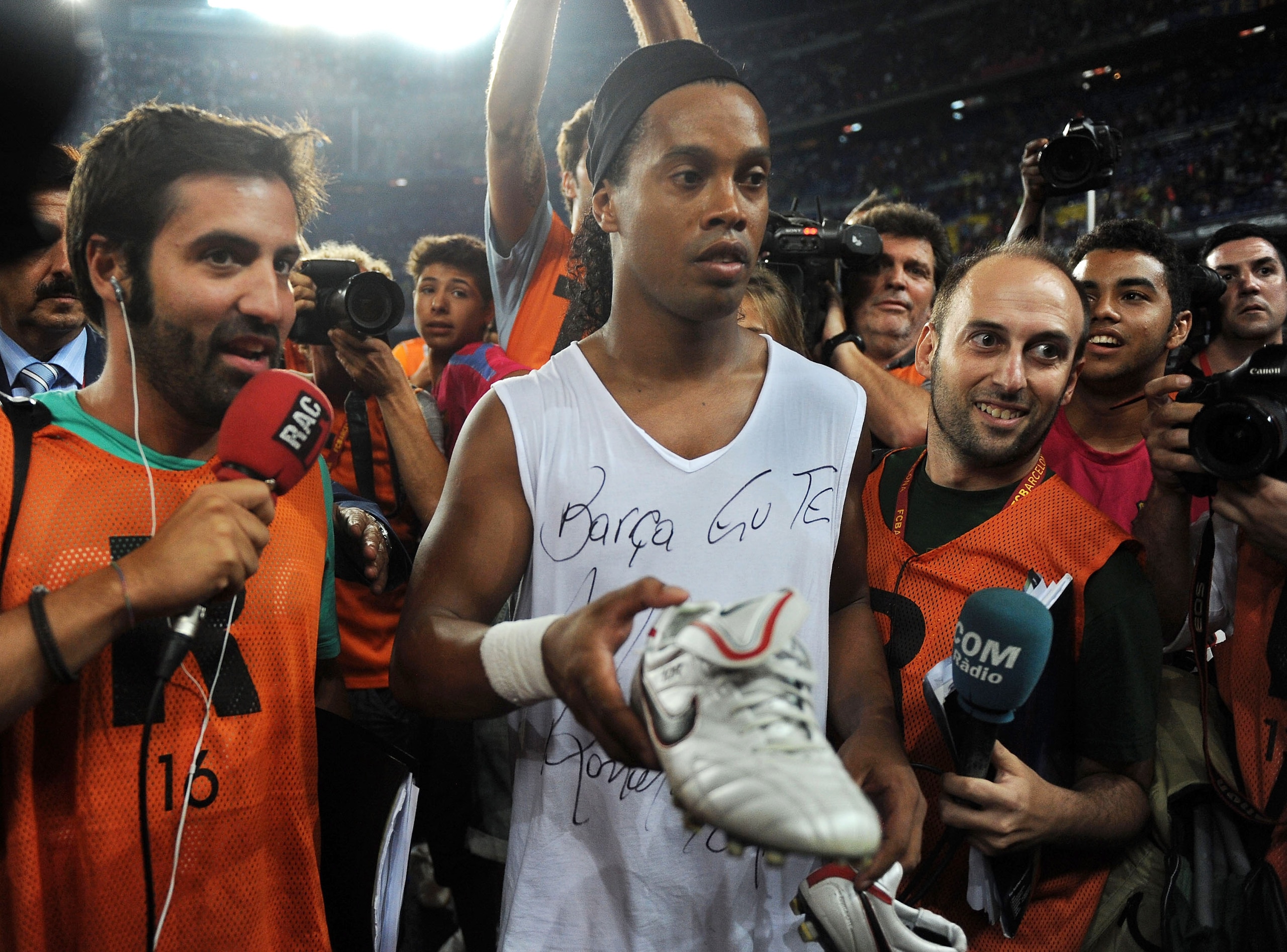 BARCELONA, SPAIN - AUGUST 25: Ronaldinho of AC Milan and formerly of Barcelona gives away his boots to a fan at the Joan Gamper Trophy match between Barcelona and AC Milan at Camp Nou stadium on August 25, 2010 in Barcelona, Spain. (Photo by Denis Doyle BARCELONA, SPAIN - AUGUST 25: Ronaldinho of AC Milan and formerly of Barcelona gives away his boots to a fan at the Joan Gamper Trophy match between Barcelona and AC Milan at Camp Nou stadium on August 25, 2010 in Barcelona, Spain. (Photo by Denis Doyle