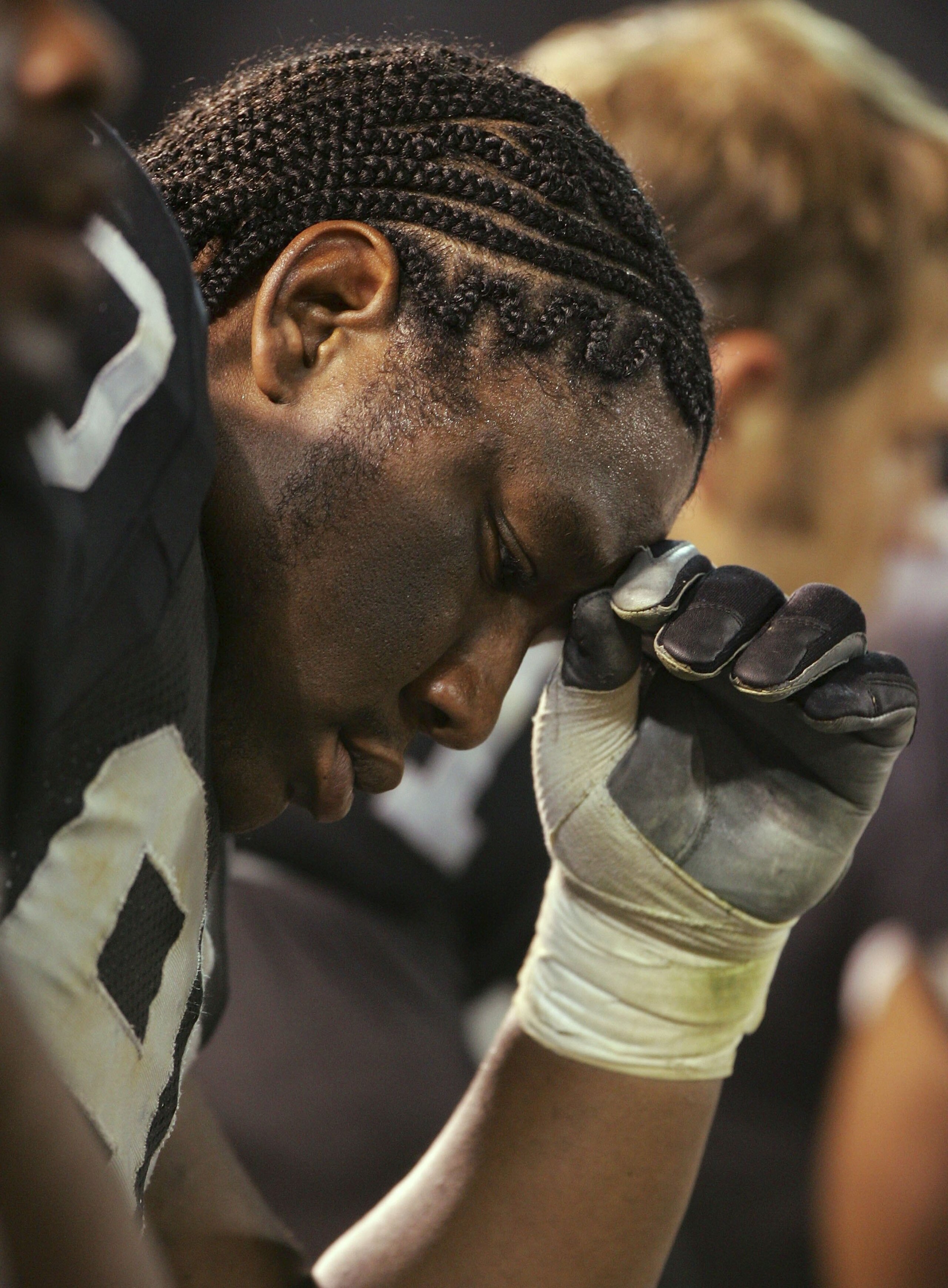 OAKLAND, CA - SEPTEMBER 11: Terdell Sands #90 of the Oakland Raiders reacts to the loss to the San Diego Chargers at McAfee Coliseum on September 11th, 2006 in Oakland, California. The Chargers defeated the Raiders 27-0.  (Photo by Jed Jacobsohn/Getty Ima