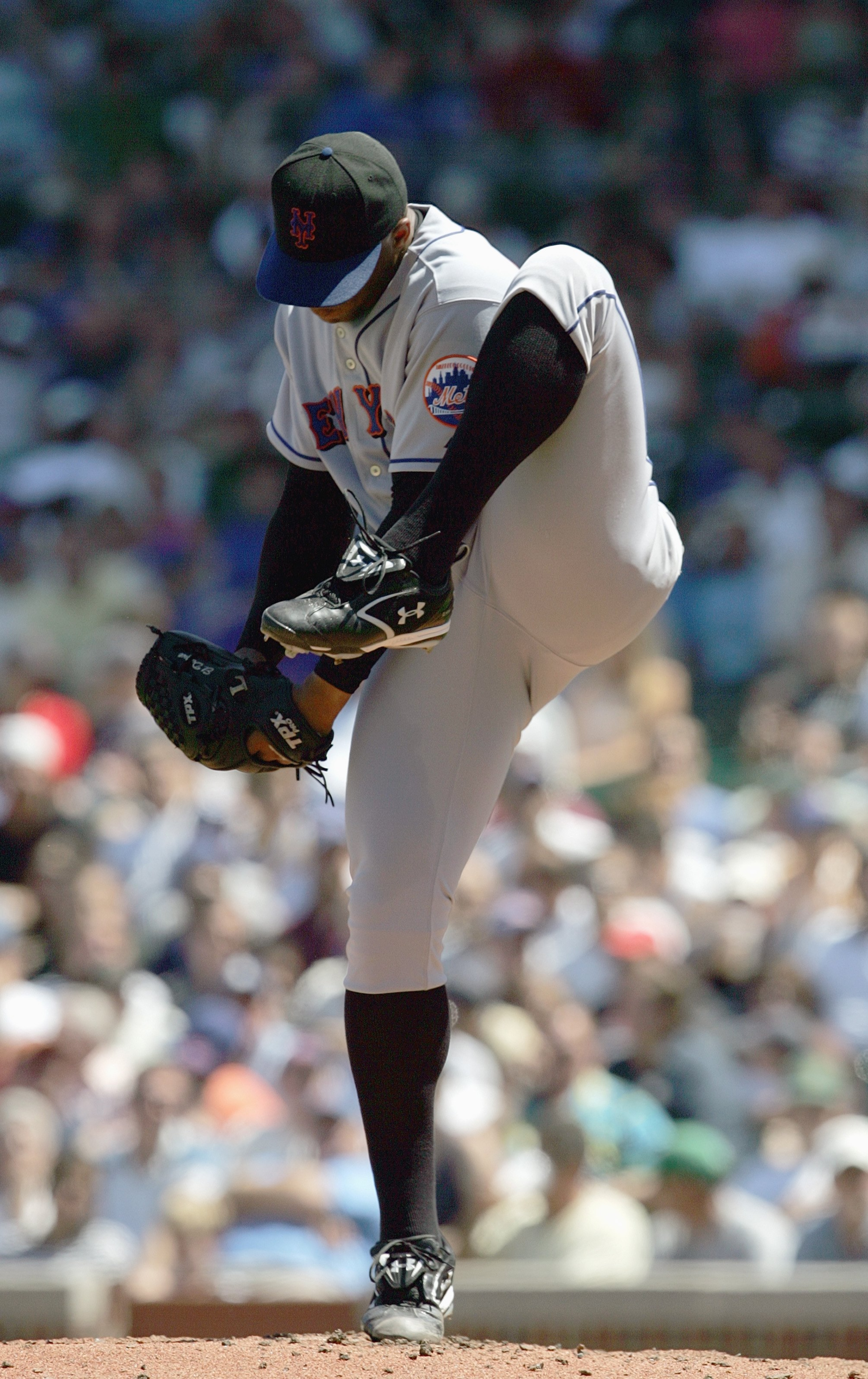 CHICAGO - AUGUST 3: Orlando Hernandez #26 of the New York Mets winds up to pitch during the game against the Chicago Cubs on August 3, 2007 at Wrigley Field in Chicago, Illinois. (Photo by Jonathan Daniel/Getty Images)