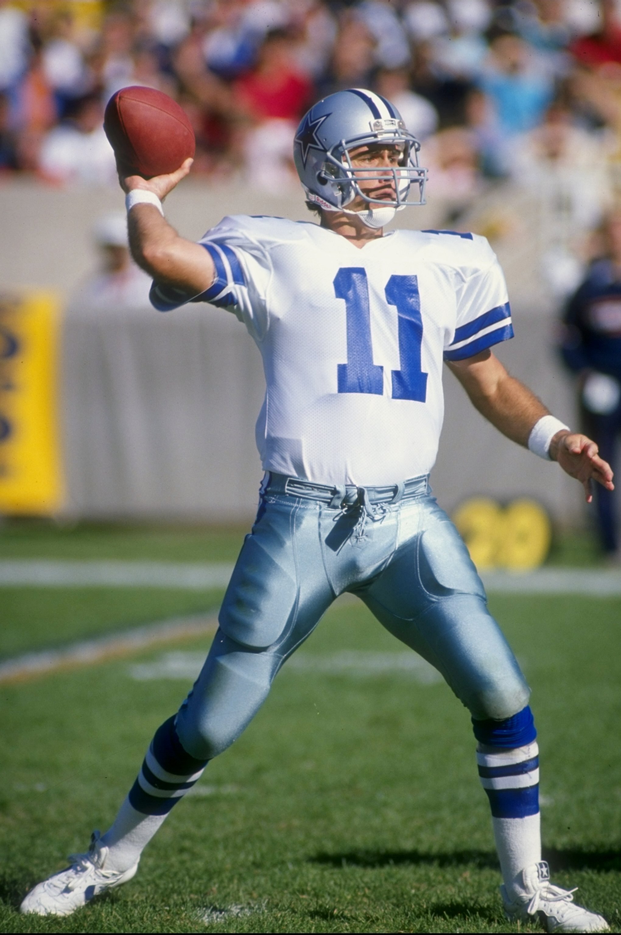 16 Oct 1988:  Quarterback Danny White of the Dallas Cowboys in action against the Chicago Bears during a game at Soldier Field in Chicago, Illinois. Mandatory Credit: Jonathan Daniel  /Allsport