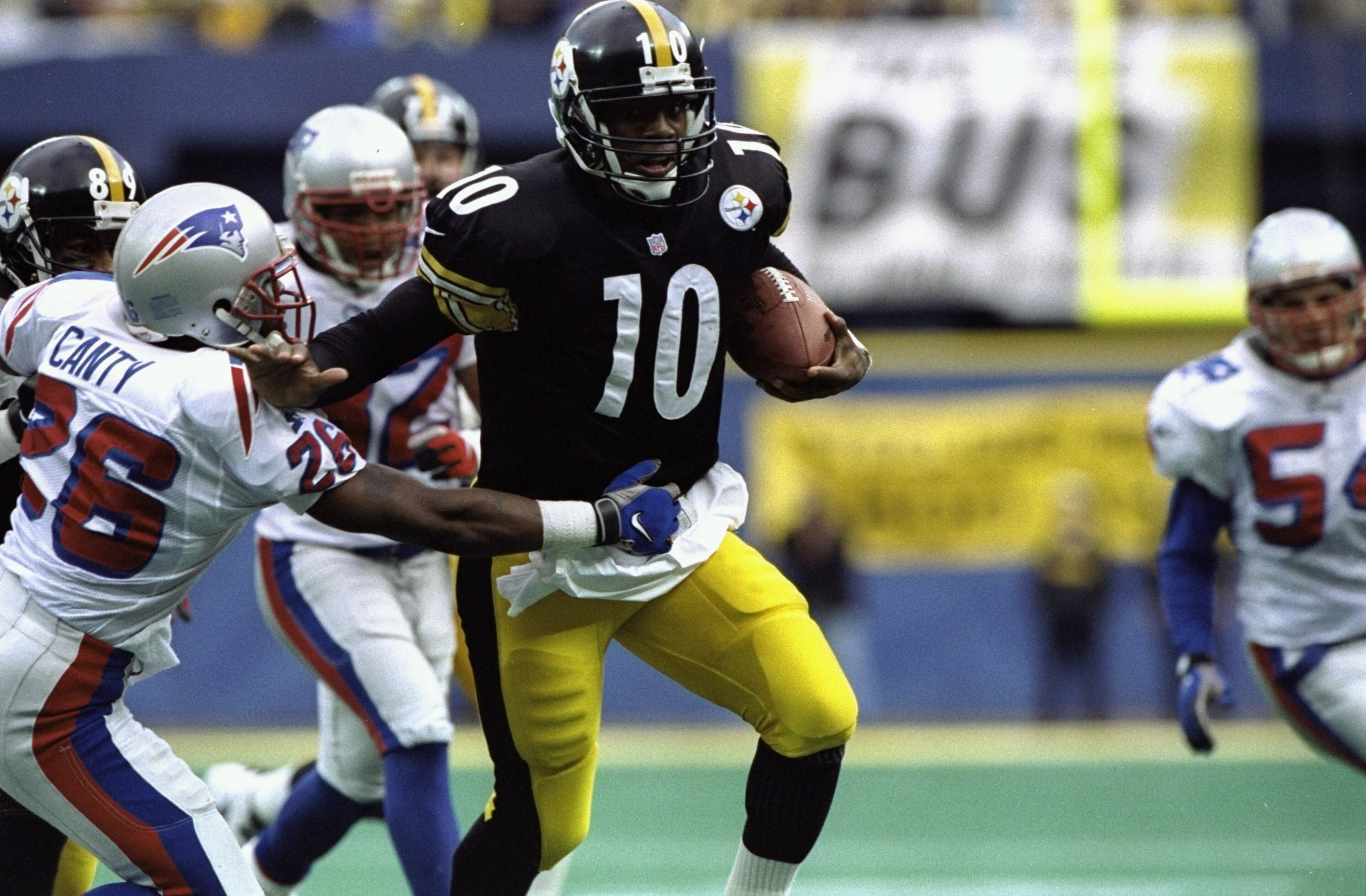 3 Jan 1998: Quarterback Kordell Stewart #10 of the Pittsburgh Steelers carries the football during the Steelers 7-6 AFC Playoff win over the New England Patriots at Three Rivers Stadium in Pittsburgh, Pennsylvania. Mandatory Credit: Ezra C. Shaw /Allspo 3 Jan 1998: Quarterback Kordell Stewart #10 of the Pittsburgh Steelers carries the football during the Steelers 7-6 AFC Playoff win over the New England Patriots at Three Rivers Stadium in Pittsburgh, Pennsylvania. Mandatory Credit: Ezra C. Shaw /Allspo
