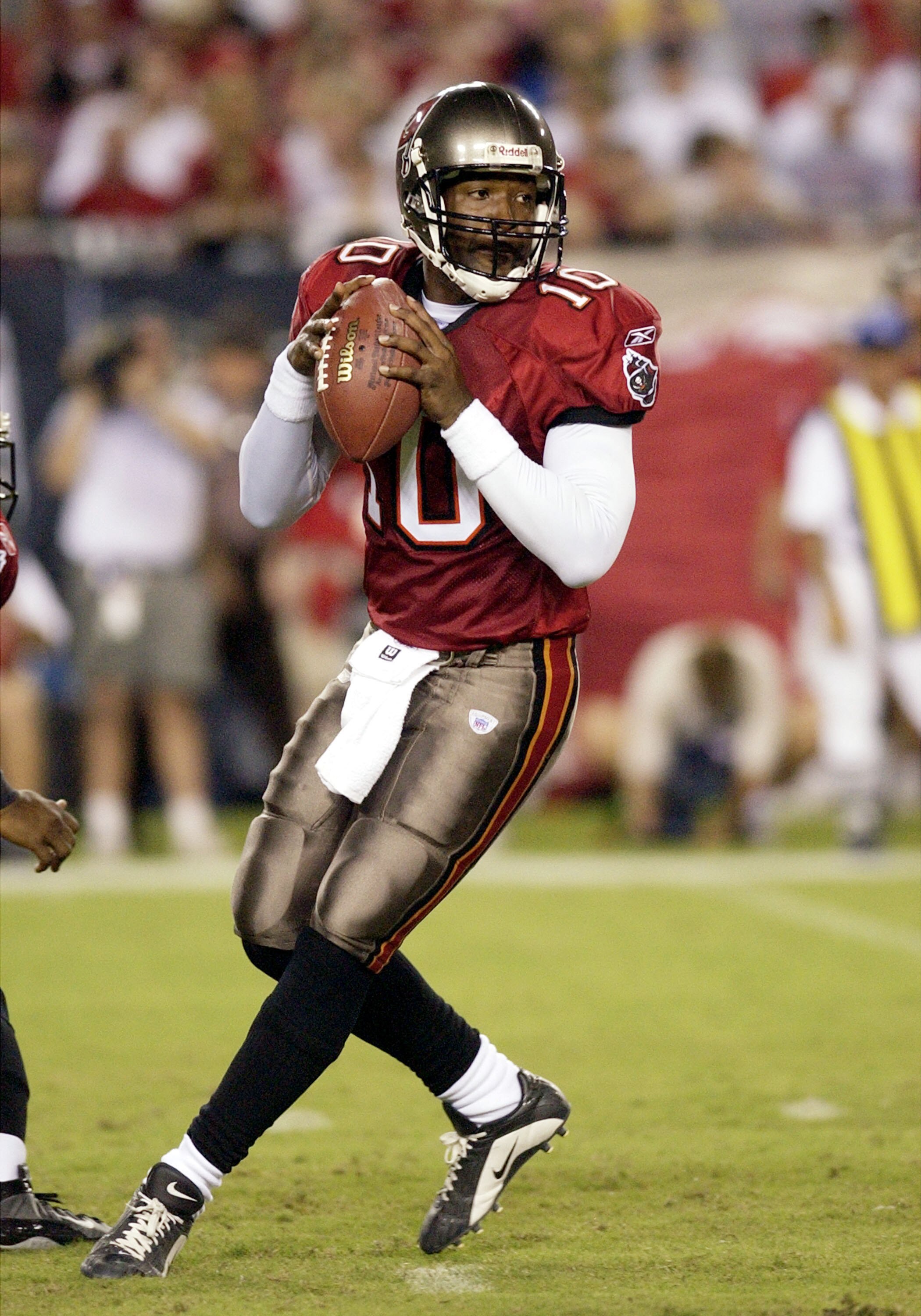 Tampa Bay Buccaneers quarterback Shaun King sets to pass during the second quarter August 23, 2003 at Raymond James Stadium, Tampa.  The Bucs defeated the Jacksonville Jaguars 10 - 6 in pre-season play  (Photo by Al Messerschmidt/Getty Images)