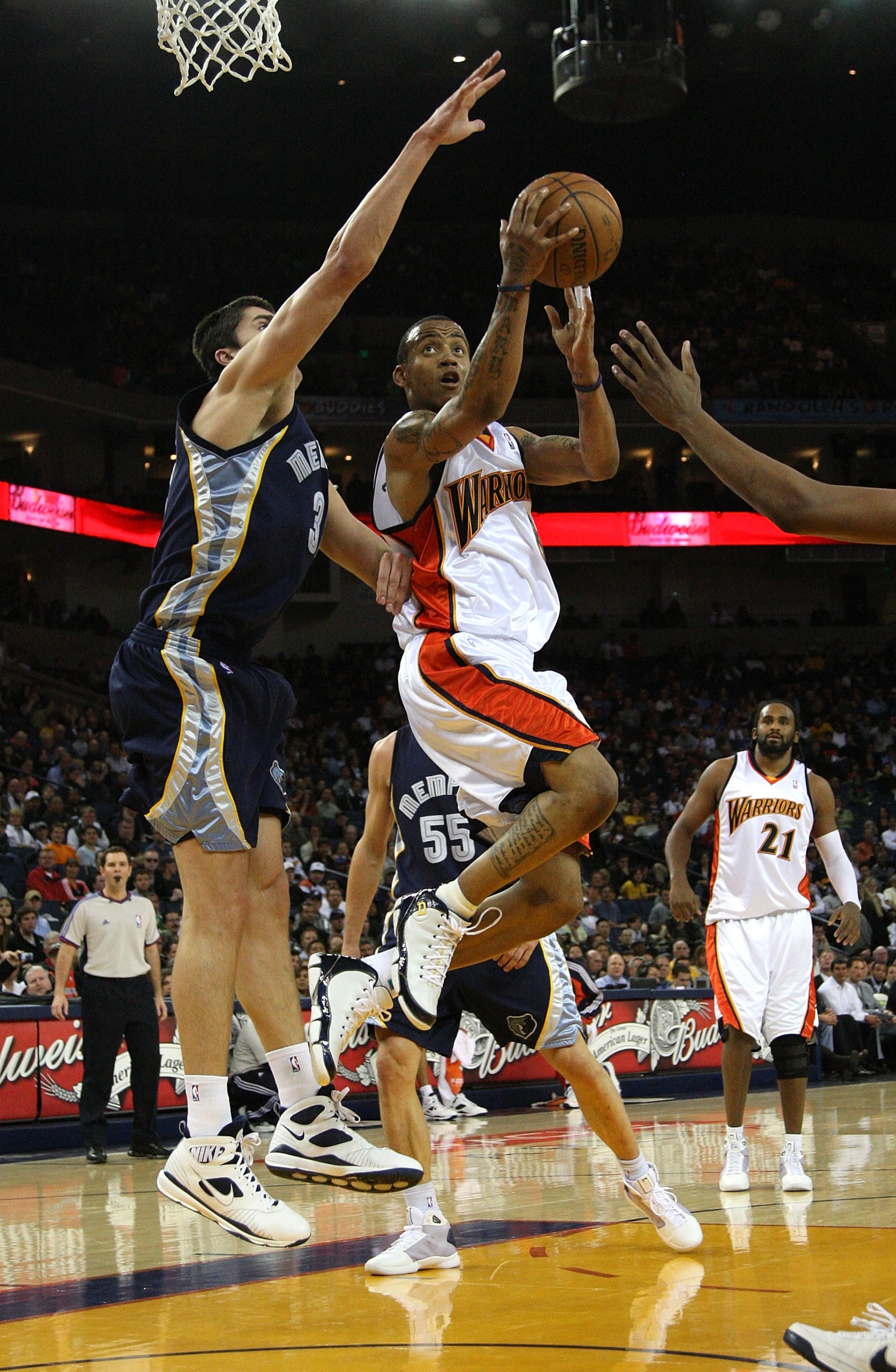 OAKLAND, CA - MARCH 30:  Monta Ellis #8 of the Golden State Warriors shoots against Darko Milicic #31 of the Memphis Grizzlies during an NBA game on March 30, 2009 at Oracle Arena in Oakland, California. NOTE TO USER: User expressly acknowledges and agree