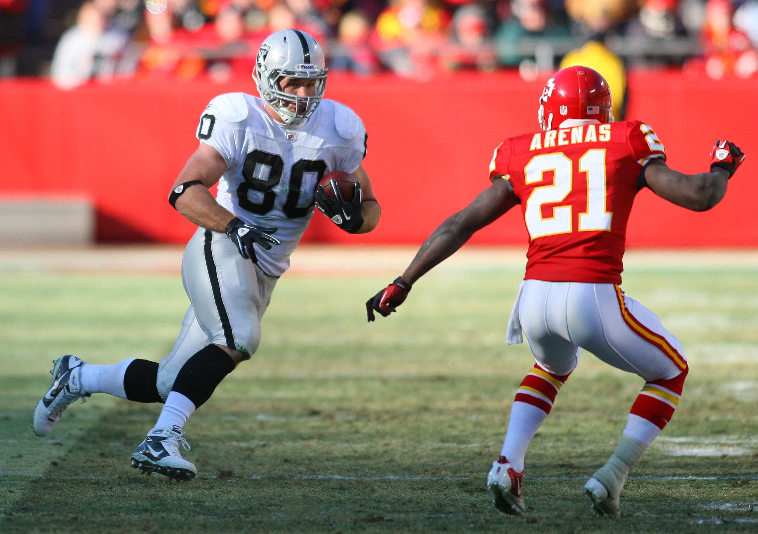 KANSAS CITY, MO - JANUARY 02:  Tight end Zach Miller #80 of the Oakland Raiders runs down field while defended by cornerback Javier Arenas #21 of the Kansas City Chiefs in a game at Arrowhead Stadium on January 2, 2011 in Kansas City, Missouri.  (Photo by