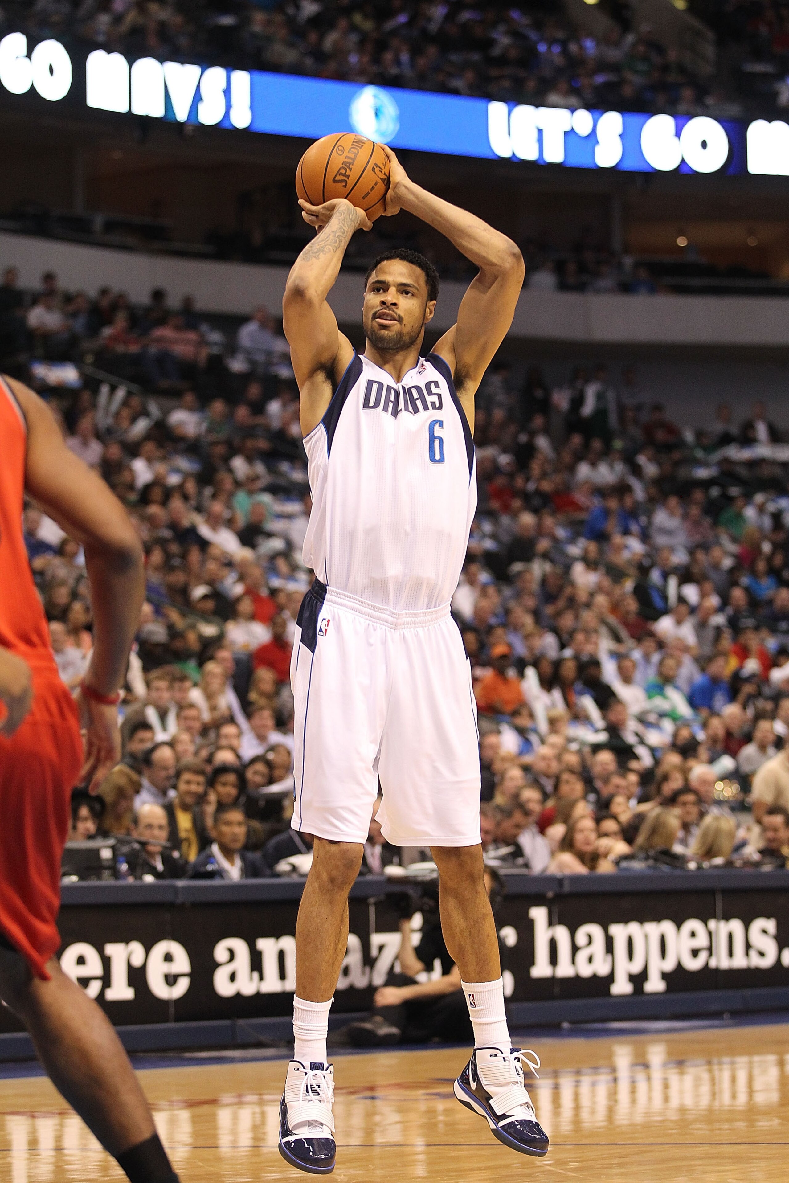 DALLAS, TX - DECEMBER 15:  Center Tyson Chandler #6 of the Dallas Mavericks at American Airlines Center on December 15, 2010 in Dallas, Texas.  NOTE TO USER: User expressly acknowledges and agrees that, by downloading and or using this photograph, User is