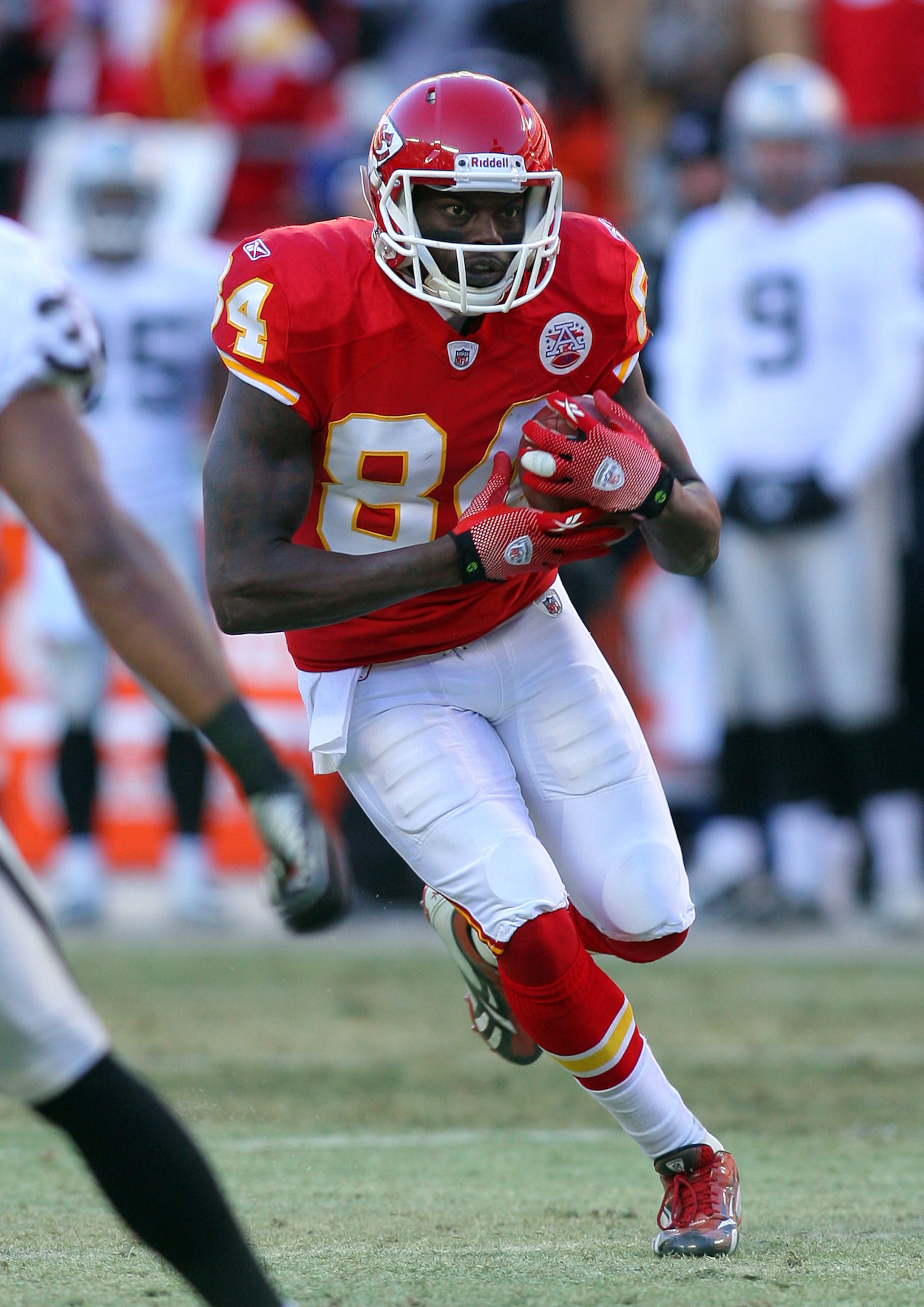 KANSAS CITY, MO - JANUARY 02:  Wide receiver Chris Chambers #84 of the Kansas City Chiefs runs down field in a game against the Oakland Raiders at Arrowhead Stadium on January 2, 2011 in Kansas City, Missouri.  (Photo by Tim Umphrey/Getty Images)