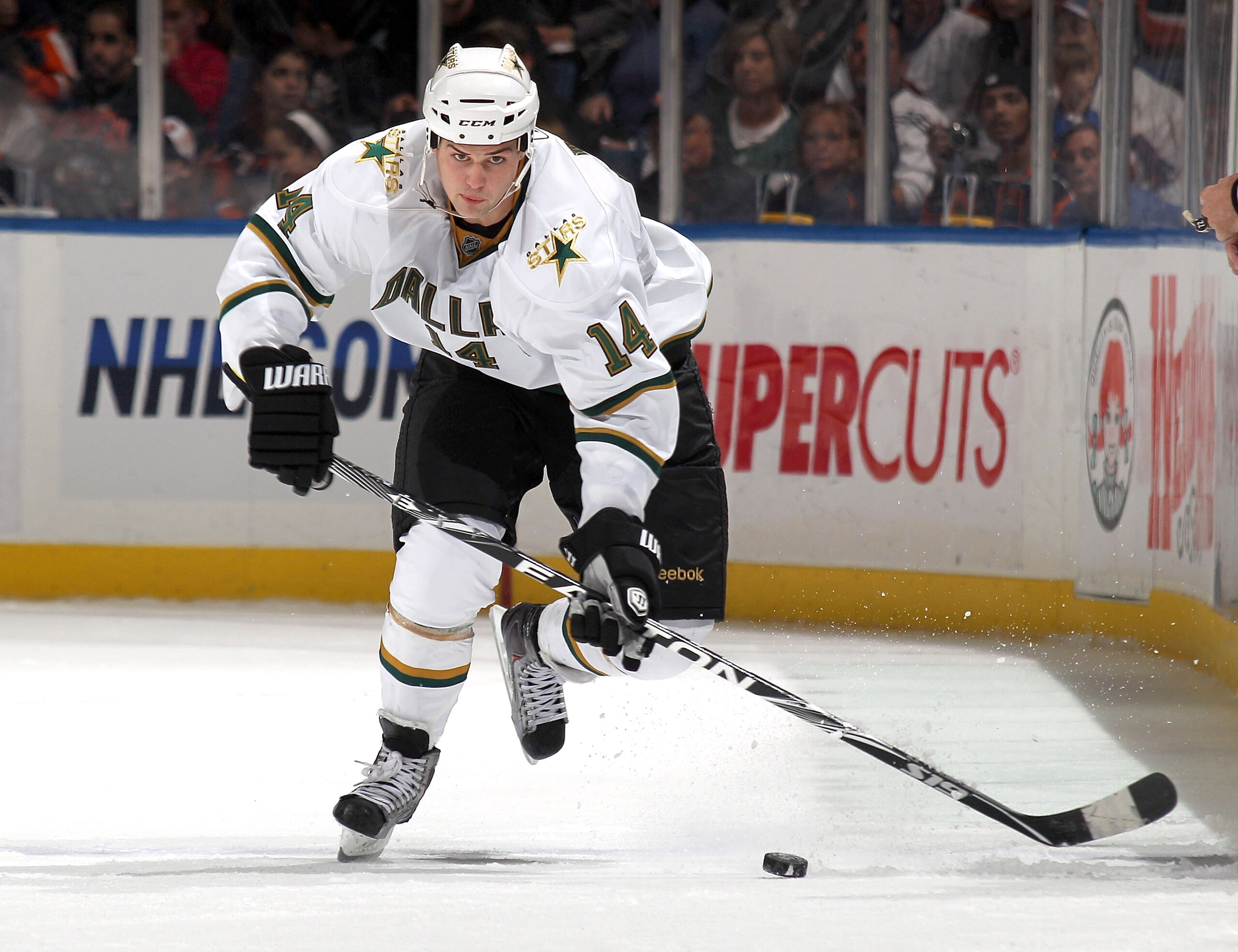 UNIONDALE, NY - OCTOBER 09:  Jamie Benn #14 of the Dallas Stars skates against the New York Islanders at the Nassau Coliseum on October 9, 2010 in Uniondale, New York.  (Photo by Bruce Bennett/Getty Images)