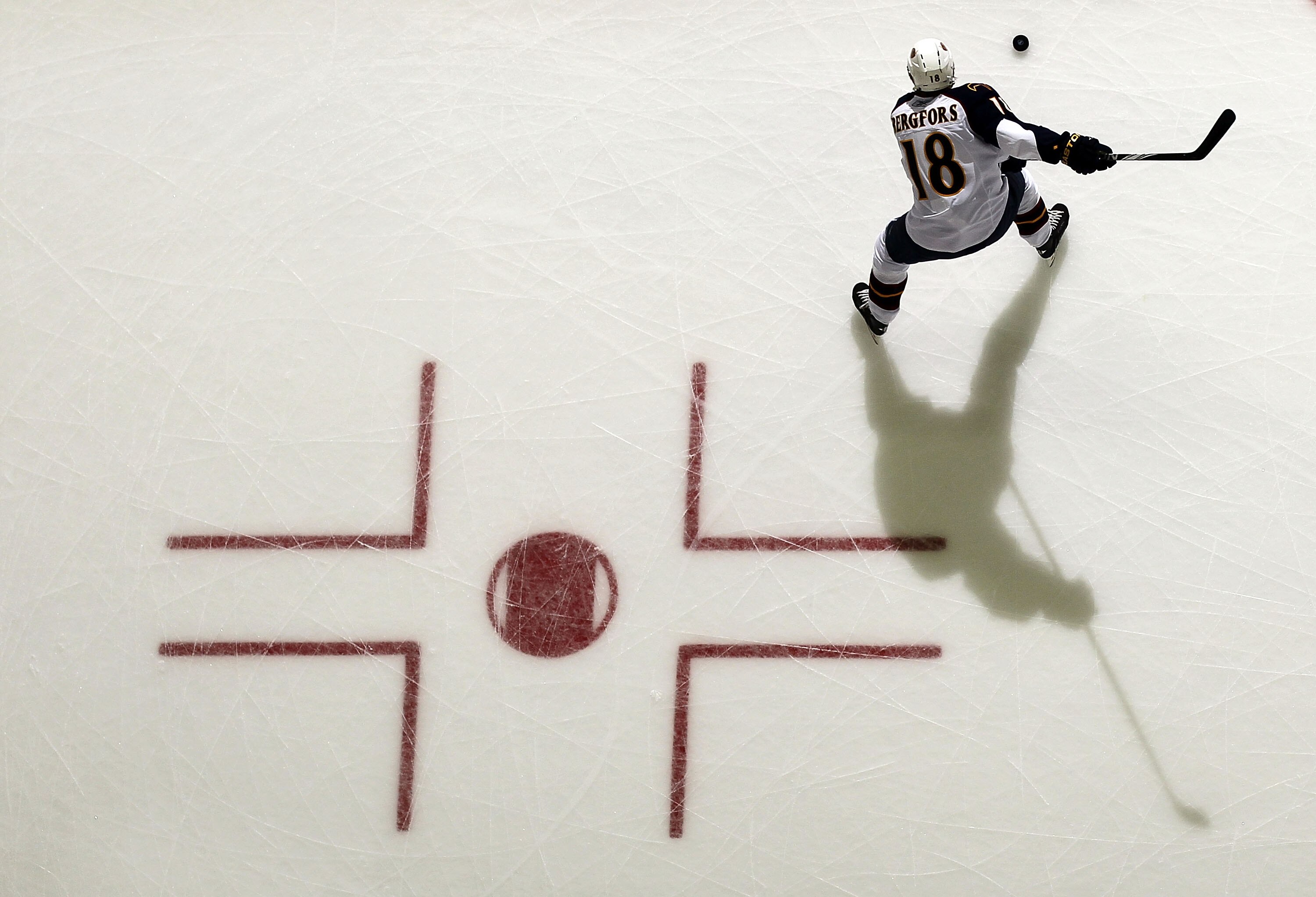 NEWARK, NJ - DECEMBER 31: Niclas Bergfors #18 of the Atlanta Thrashers warms up before playing against the New Jersey Devils at the Prudential Center on December 31, 2010 in Newark, New Jersey.  (Photo by Jim McIsaac/Getty Images)