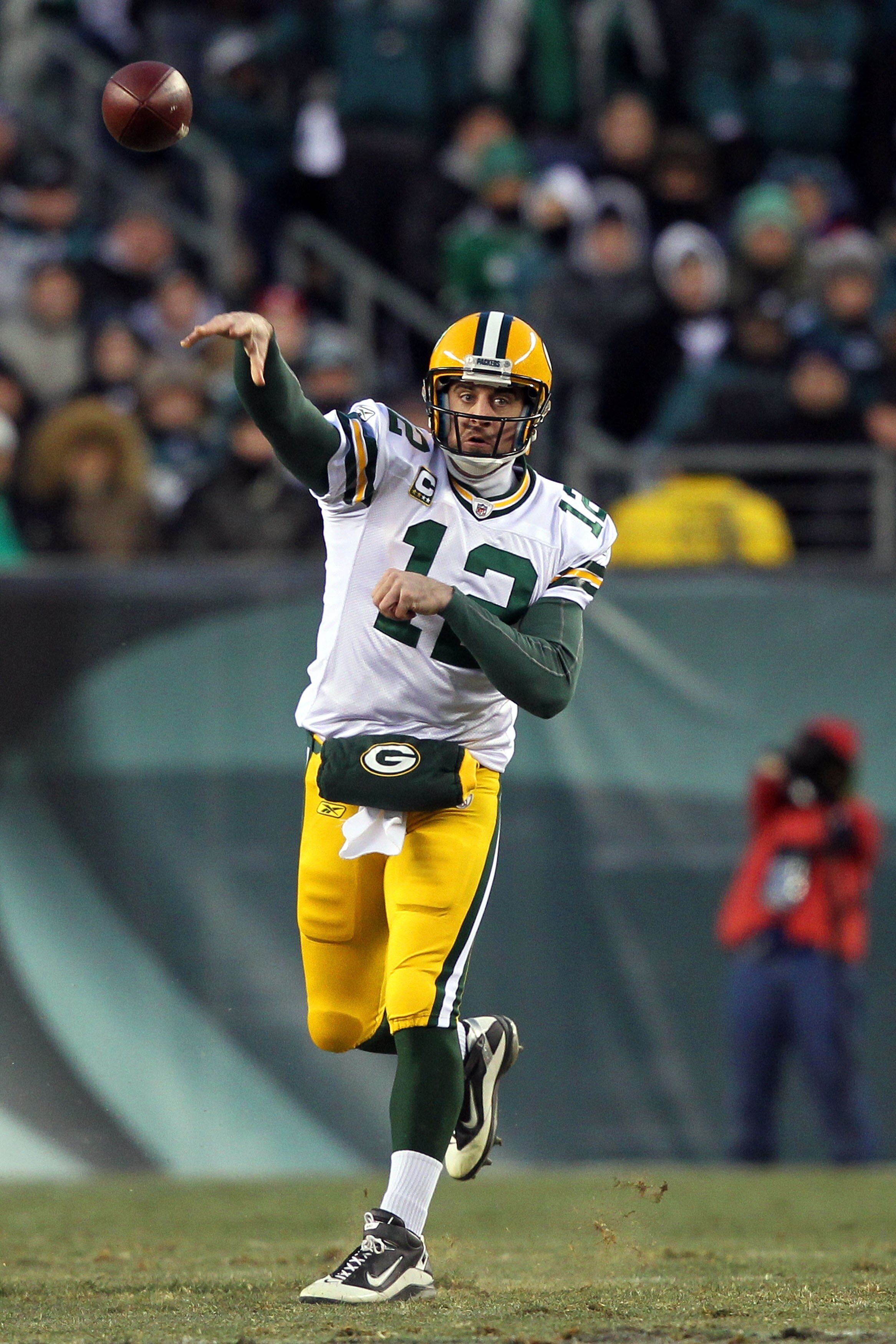 PHILADELPHIA, PA - JANUARY 09:  Aaron Rodgers #12 of the Green Bay Packers passes against the Philadelphia Eagles during the 2011 NFC wild card playoff game at Lincoln Financial Field on January 9, 2011 in Philadelphia, Pennsylvania.  (Photo by Al Bello/G