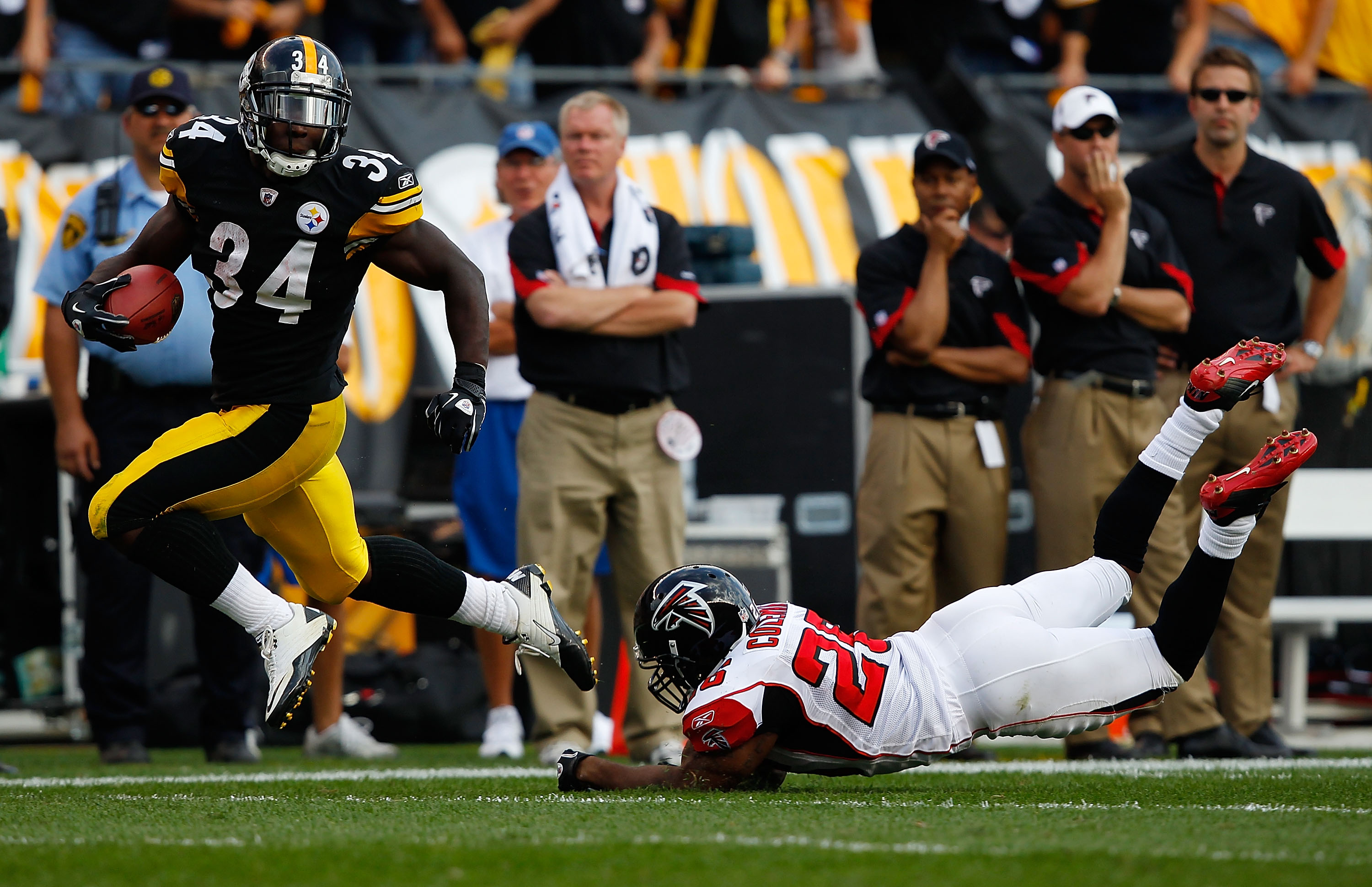 PITTSBURGH - SEPTEMBER 12:  Rashard Mendenhall #26 of the Pittsburgh Steelers runs past Erik Coleman #26 of the Atlanta Falcons for a 50-yard game winning touchdown in overtime during the NFL season opener game on September 12, 2010 at Heinz Field in Pitt