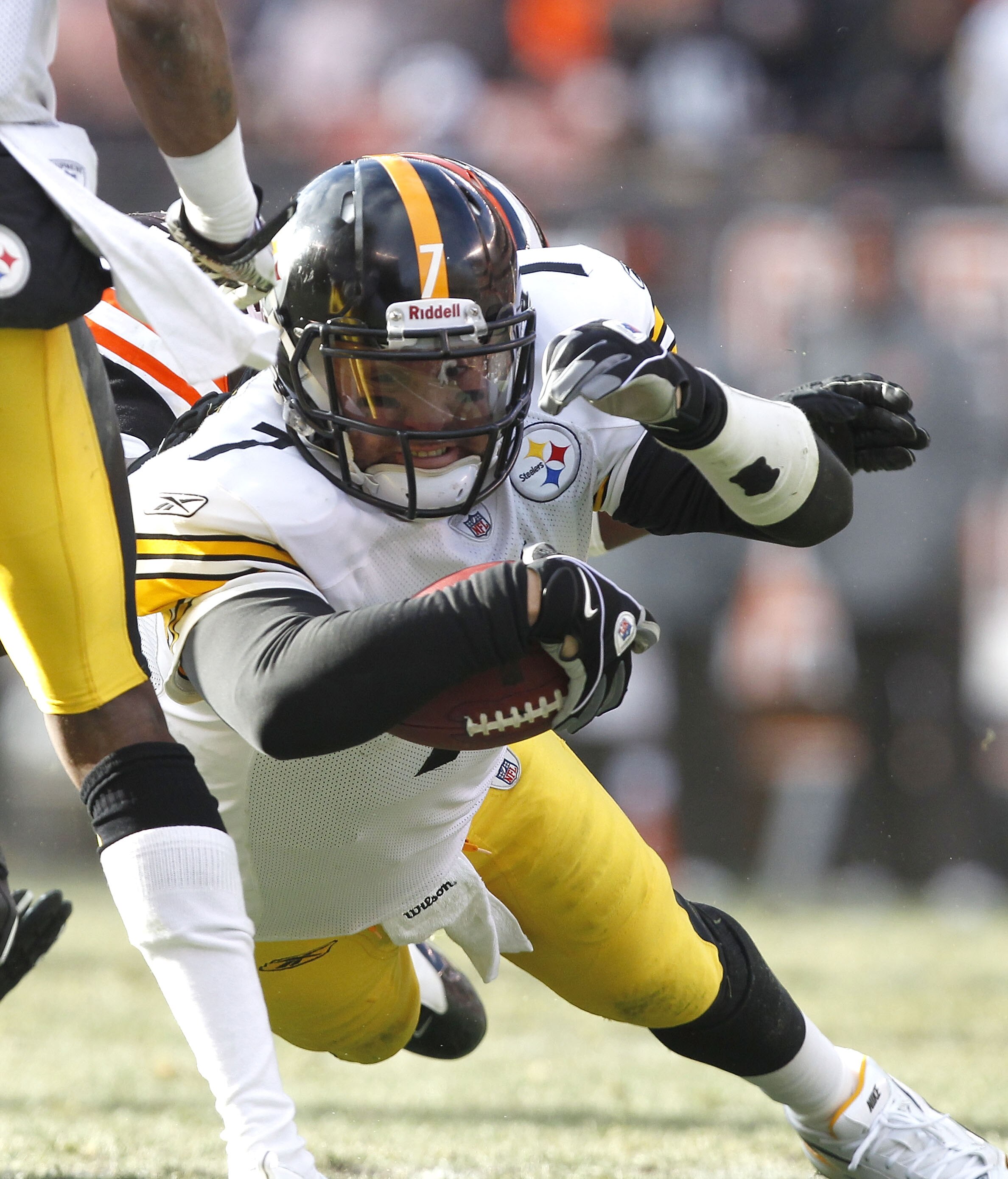 CLEVELAND, OH - JANUARY 02:  Quarterback Ben Roethlisberger #7 of the Pittsburgh Steelers runs the ball against the Cleveland Browns at Cleveland Browns Stadium on January 2, 2011 in Cleveland, Ohio.  (Photo by Matt Sullivan/Getty Images)