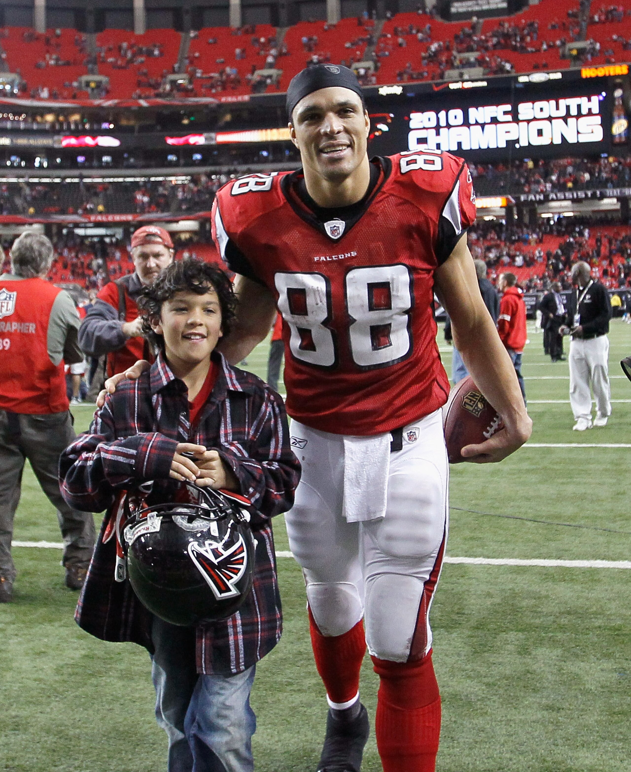 ATLANTA, GA - JANUARY 02:  Tony Gonzalez #88 of the Atlanta Falcons and his son Nikko against the Carolina Panthers at Georgia Dome on January 2, 2011 in Atlanta, Georgia.  (Photo by Kevin C. Cox/Getty Images)