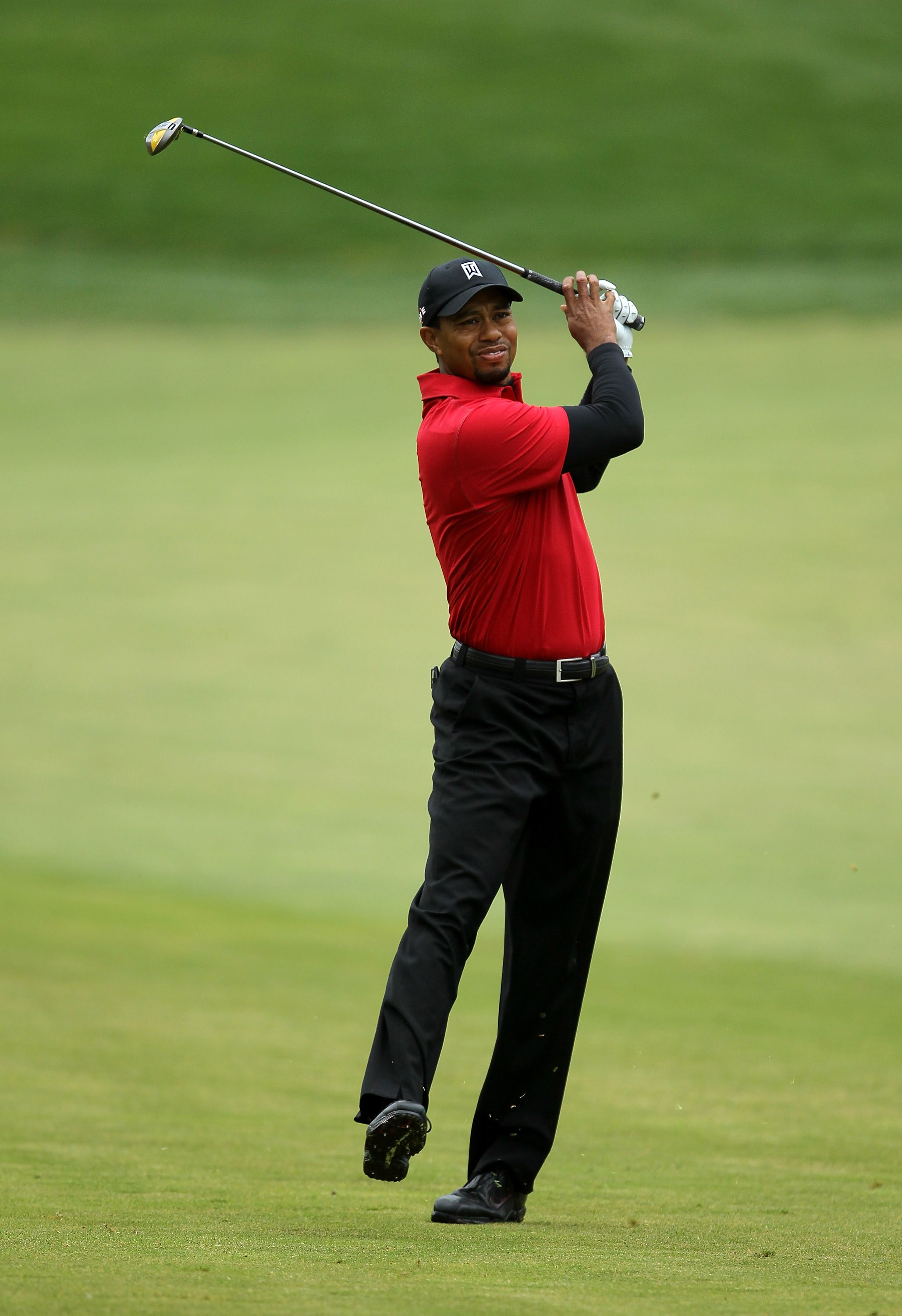 THOUSAND OAKS, CA - DECEMBER 05:  Tiger Woods reacts to his second shot on the 16th hole during the final round of the Chevron World Challenge at Sherwood Country Club on December 5, 2010 in Thousand Oaks, California.  (Photo by Stephen Dunn/Getty Images)