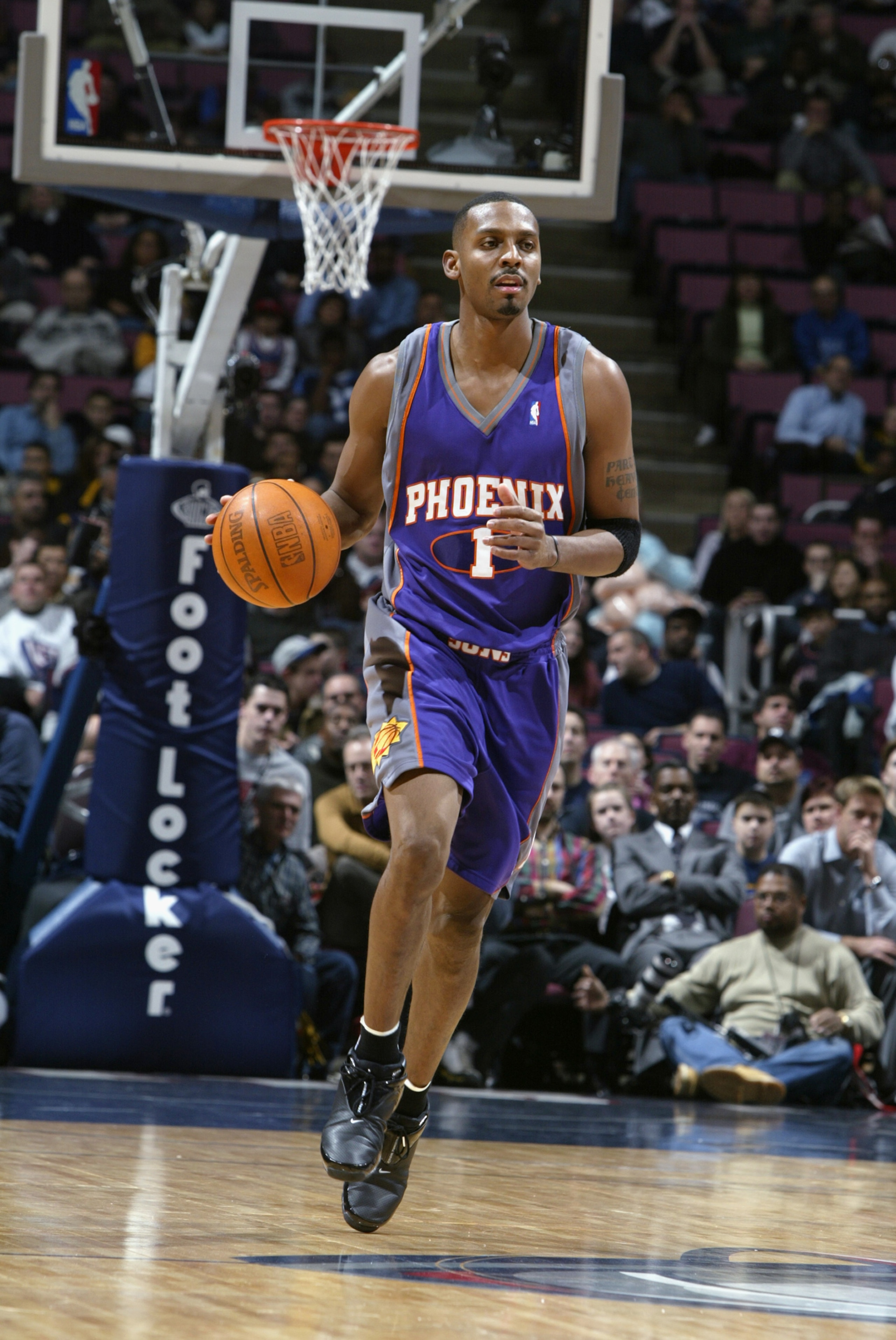 EAST RUTHERFORD, NJ - DECEMBER 9:  Guard Anfernee Hardaway #1 of the Phoenix Suns dribbles the ball up the floor against the New Jersey Nets during the game at Continental Airlines Arena on December 9, 2002 in East Rutherford, New Jersey.  The Nets won 10