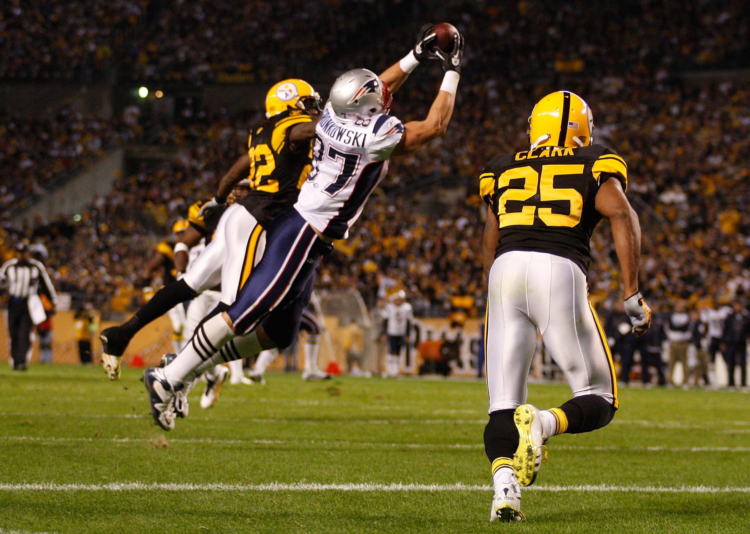 PITTSBURGH - NOVEMBER 14: Rob Gronkowski #87 of the New England Patriots catches a touchdown pass during the game against the Pittsburgh Steelers on November 14, 2010 at Heinz Field in Pittsburgh, Pennsylvania. (Photo by Jared Wickerham/Getty Images) PITTSBURGH - NOVEMBER 14: Rob Gronkowski #87 of the New England Patriots catches a touchdown pass during the game against the Pittsburgh Steelers on November 14, 2010 at Heinz Field in Pittsburgh, Pennsylvania. (Photo by Jared Wickerham/Getty Images)