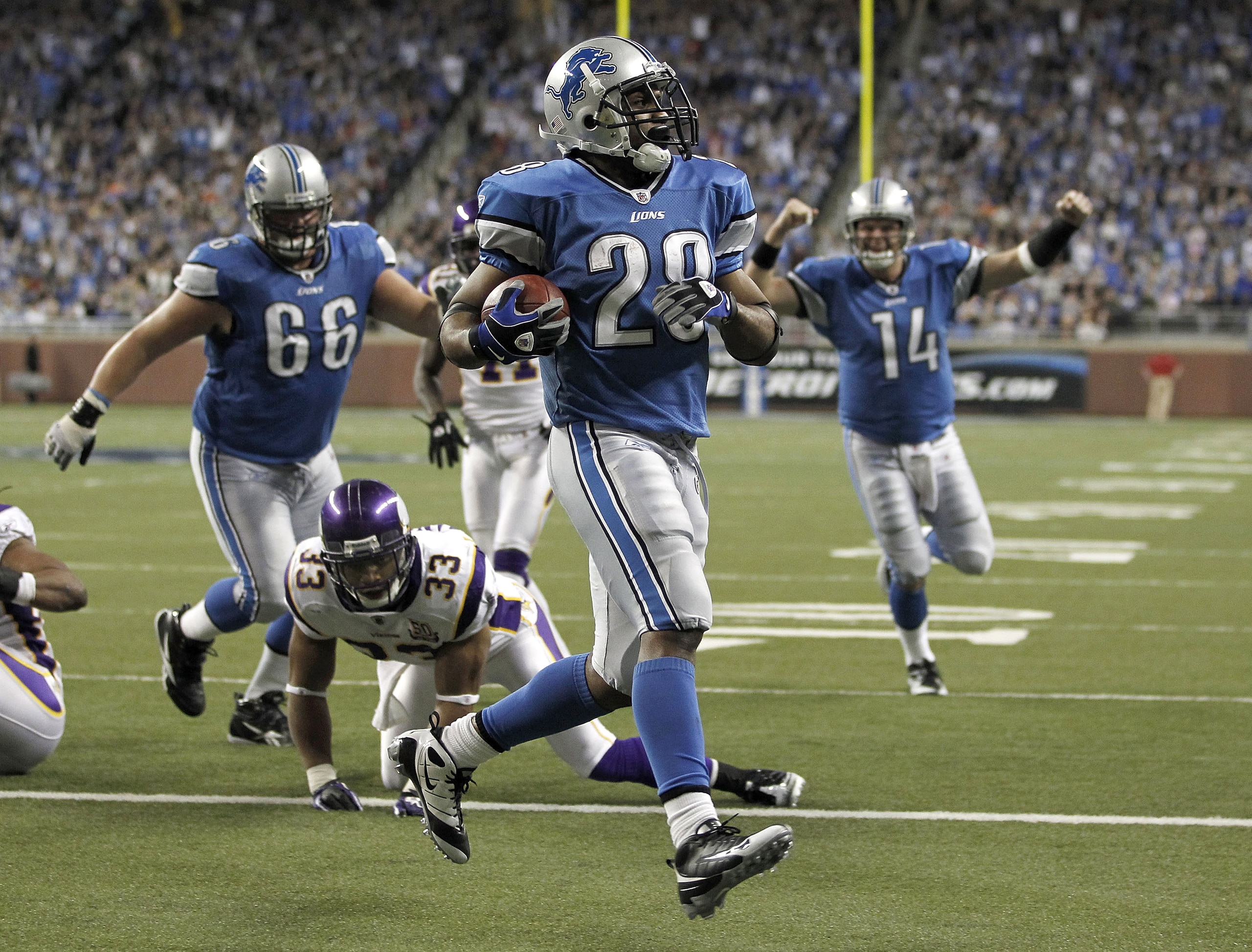 DETROIT, MI - JANUARY 02: Maurice Morris #28 of the Detroit Lions gets in for a fouth quarter touchdown in front of Jamarca Sanford #33 of the Minnesota Vikings at Ford Field on January 2, 2011 in Detroit, Michigan. Detroit won the game 20-13. (Photo by DETROIT, MI - JANUARY 02: Maurice Morris #28 of the Detroit Lions gets in for a fouth quarter touchdown in front of Jamarca Sanford #33 of the Minnesota Vikings at Ford Field on January 2, 2011 in Detroit, Michigan. Detroit won the game 20-13. (Photo by