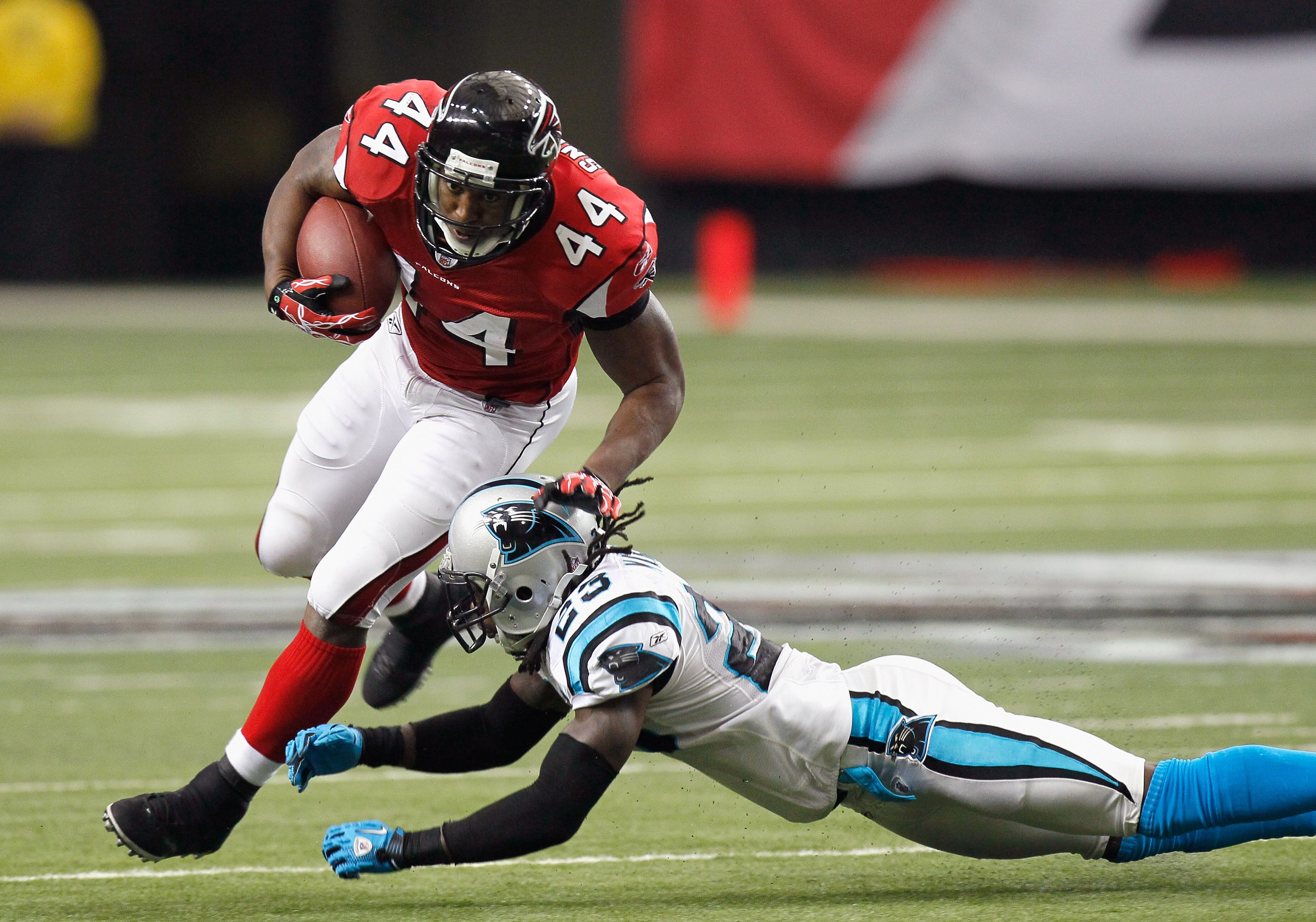 ATLANTA, GA - JANUARY 02:  Jason Snelling #44 of the Atlanta Falcons breaks a tackle by Sherrod Martin #23 of the Carolina Panthers at Georgia Dome on January 2, 2011 in Atlanta, Georgia.  (Photo by Kevin C. Cox/Getty Images)