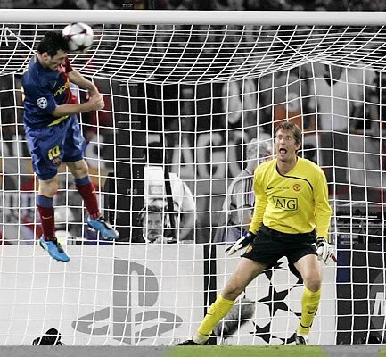 Messi scores with his head against Man Utd in 2009 CL final