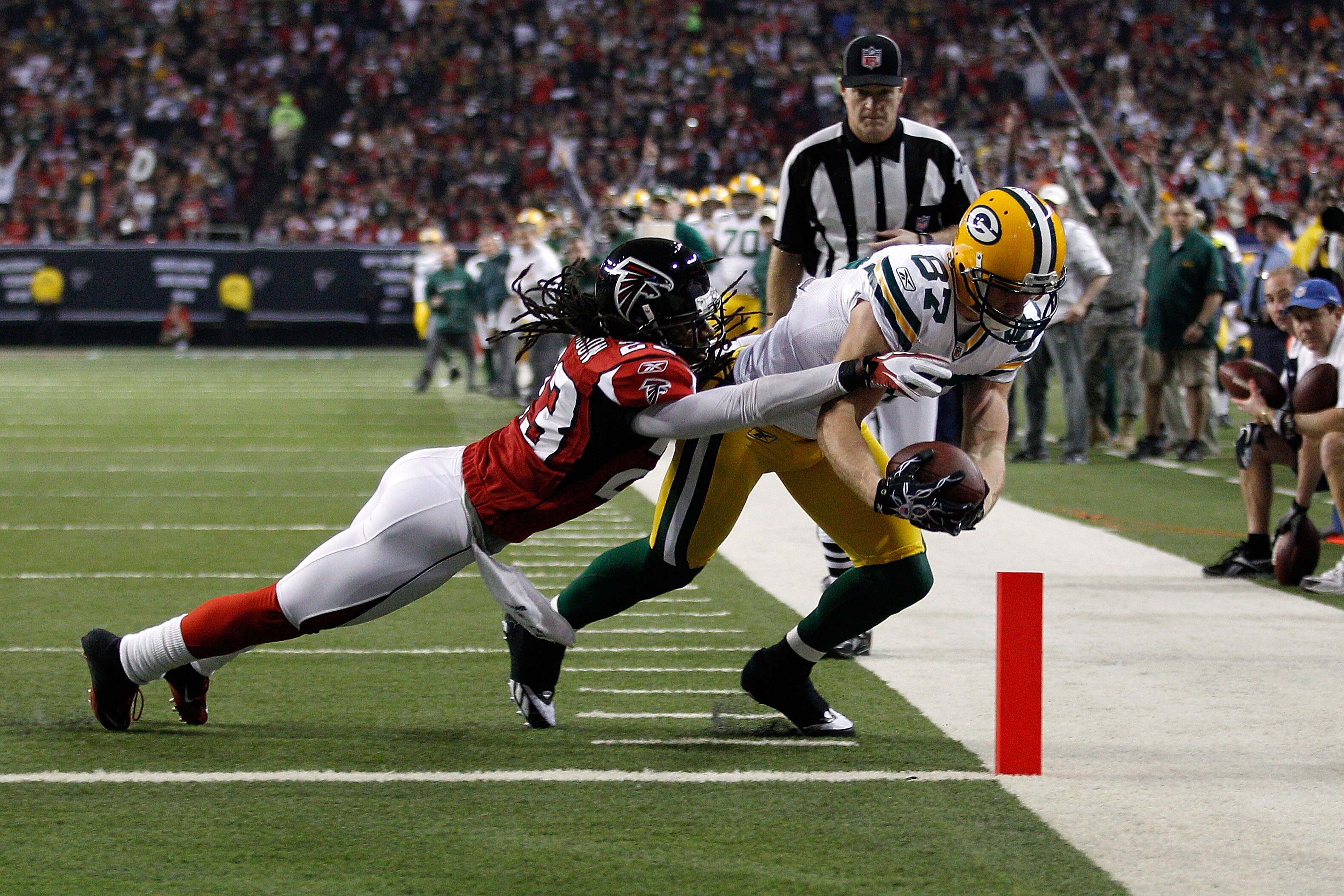 ATLANTA, GA - JANUARY 15:  Jordy Nelson #87 of the Green Bay Packers scores a 6-yard touchdown reception in the second quarter against Duanta Robinson #23 of the Atlanta Falcons during their 2011 NFC divisional playoff game at Georgia Dome on January 15,
